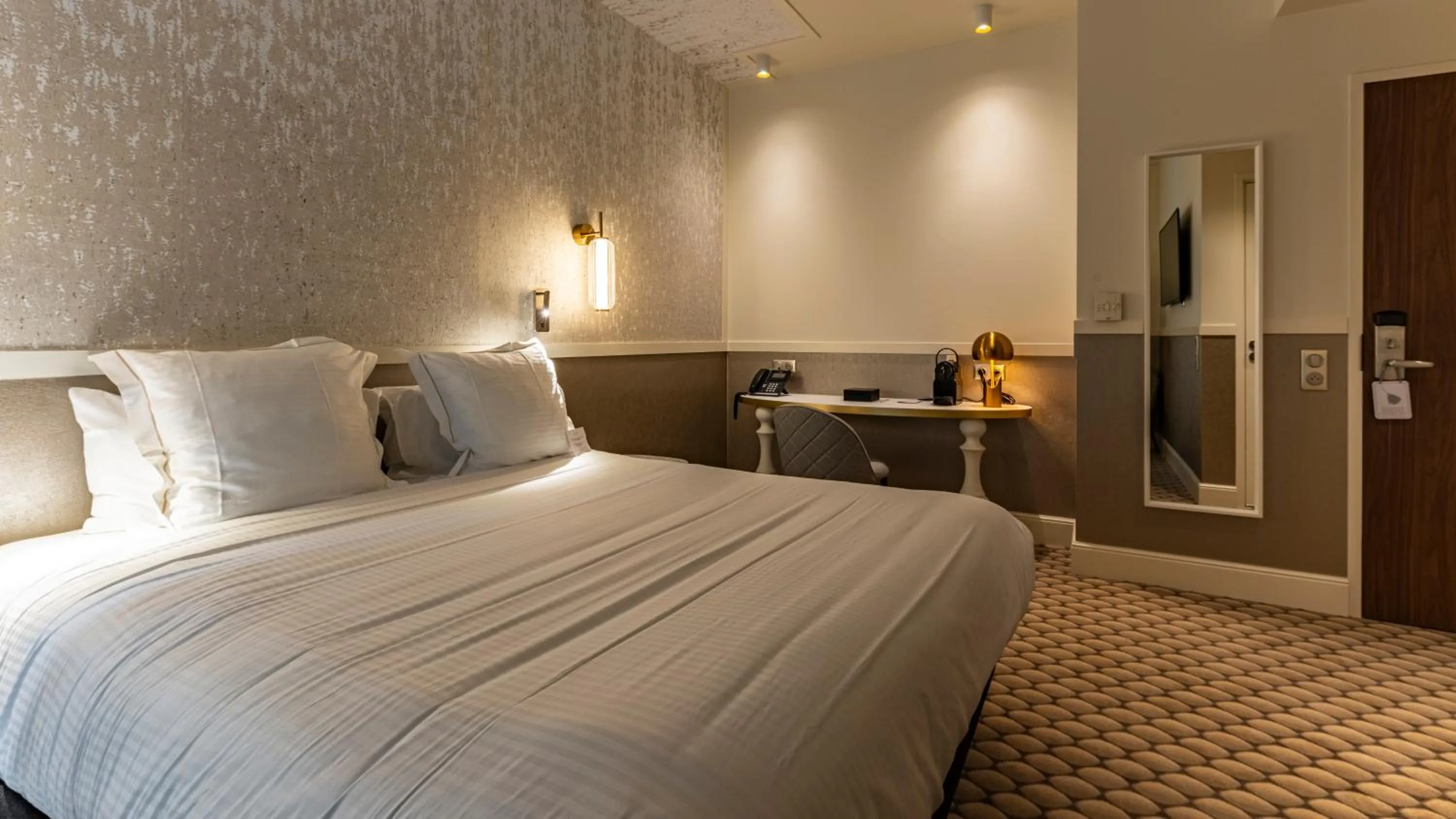 Bedroom, Bed in Continental Hotel