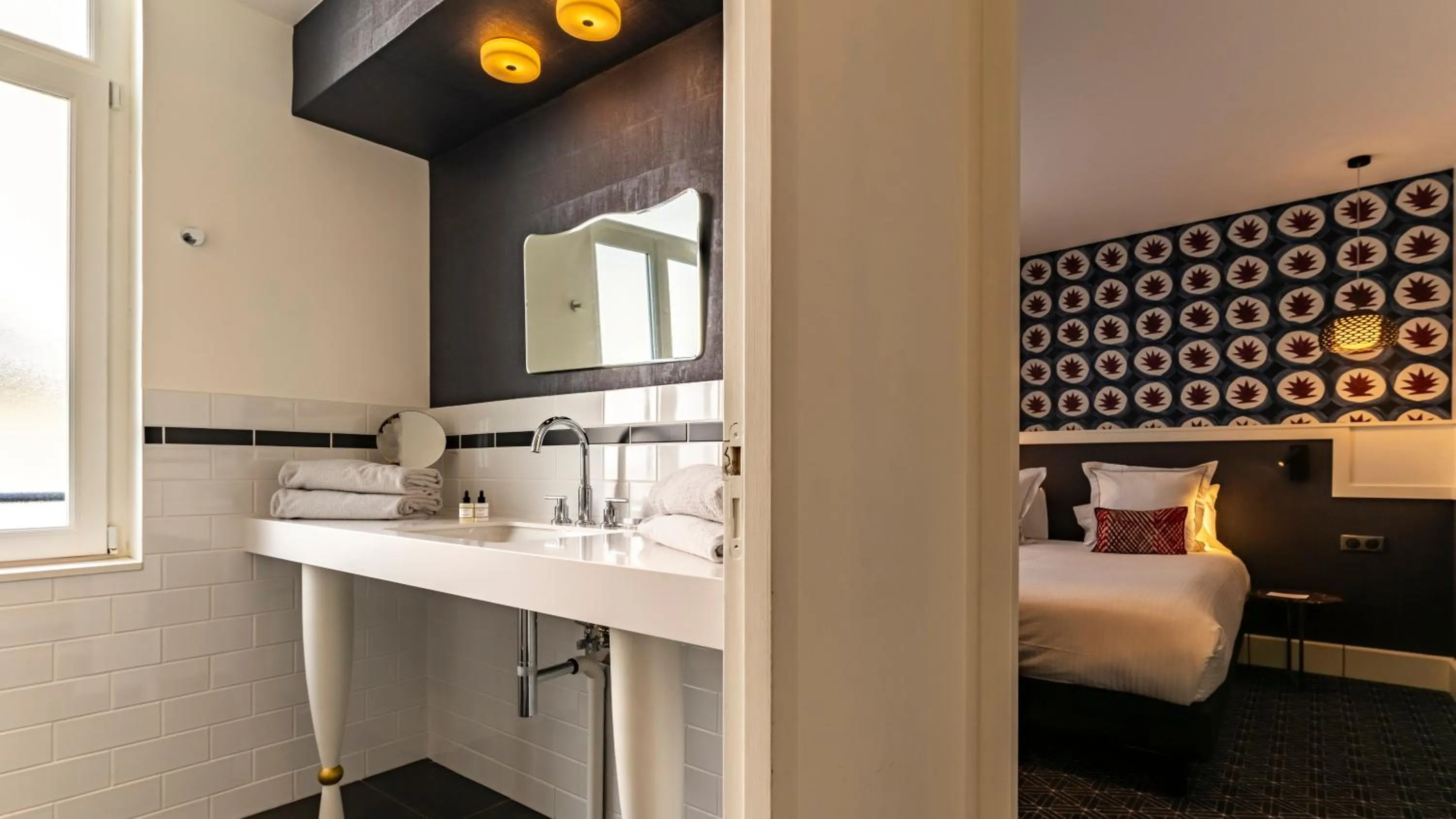 Photo of the whole room, Bed in Continental Hotel