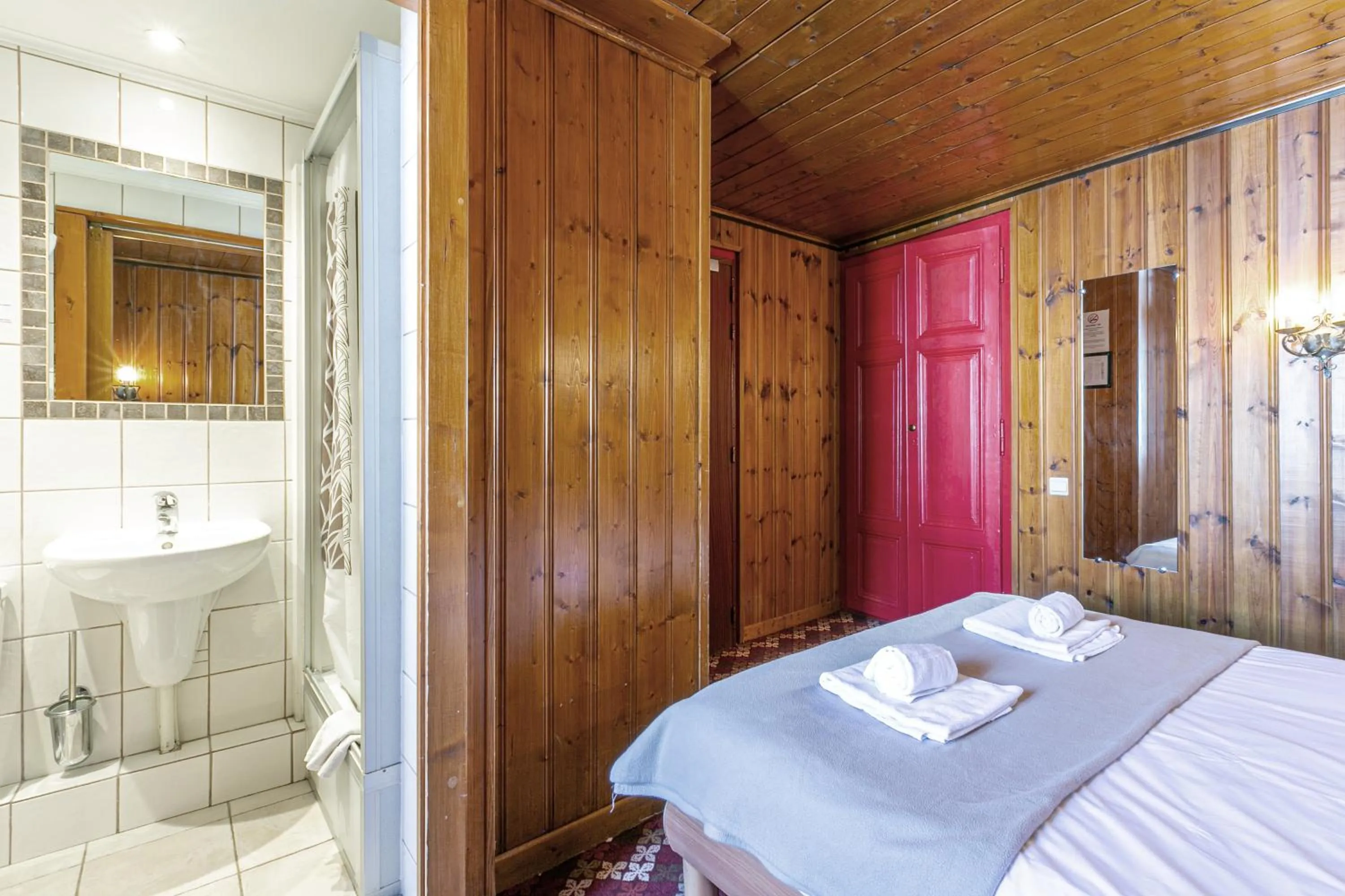 Bed in Hotel Le Chamonix