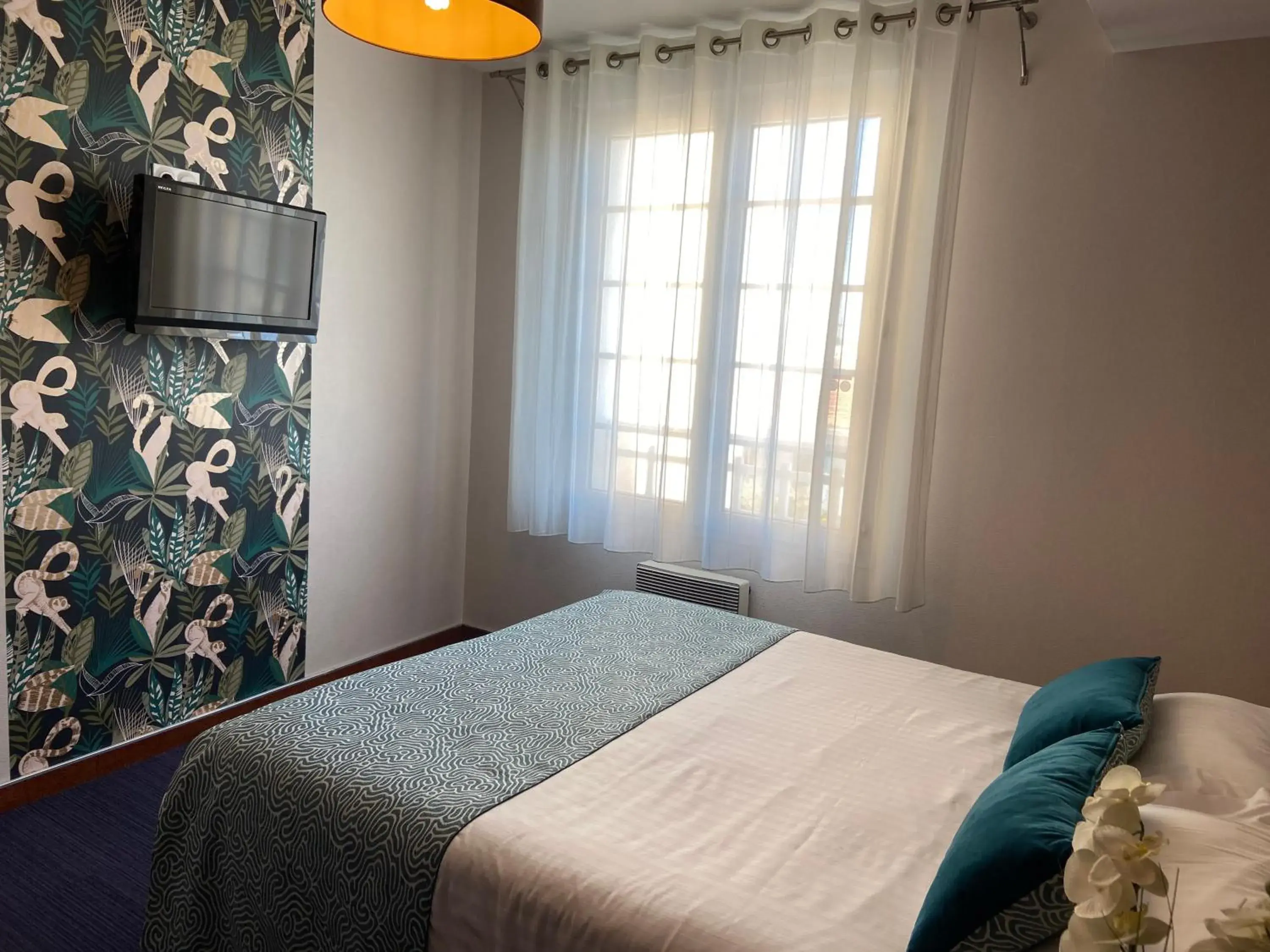 Photo of the whole room, Bed in Hôtel Calme Des Pins & Spa Photo of the whole room, Bed in Hôtel Calme Des Pins & Spa