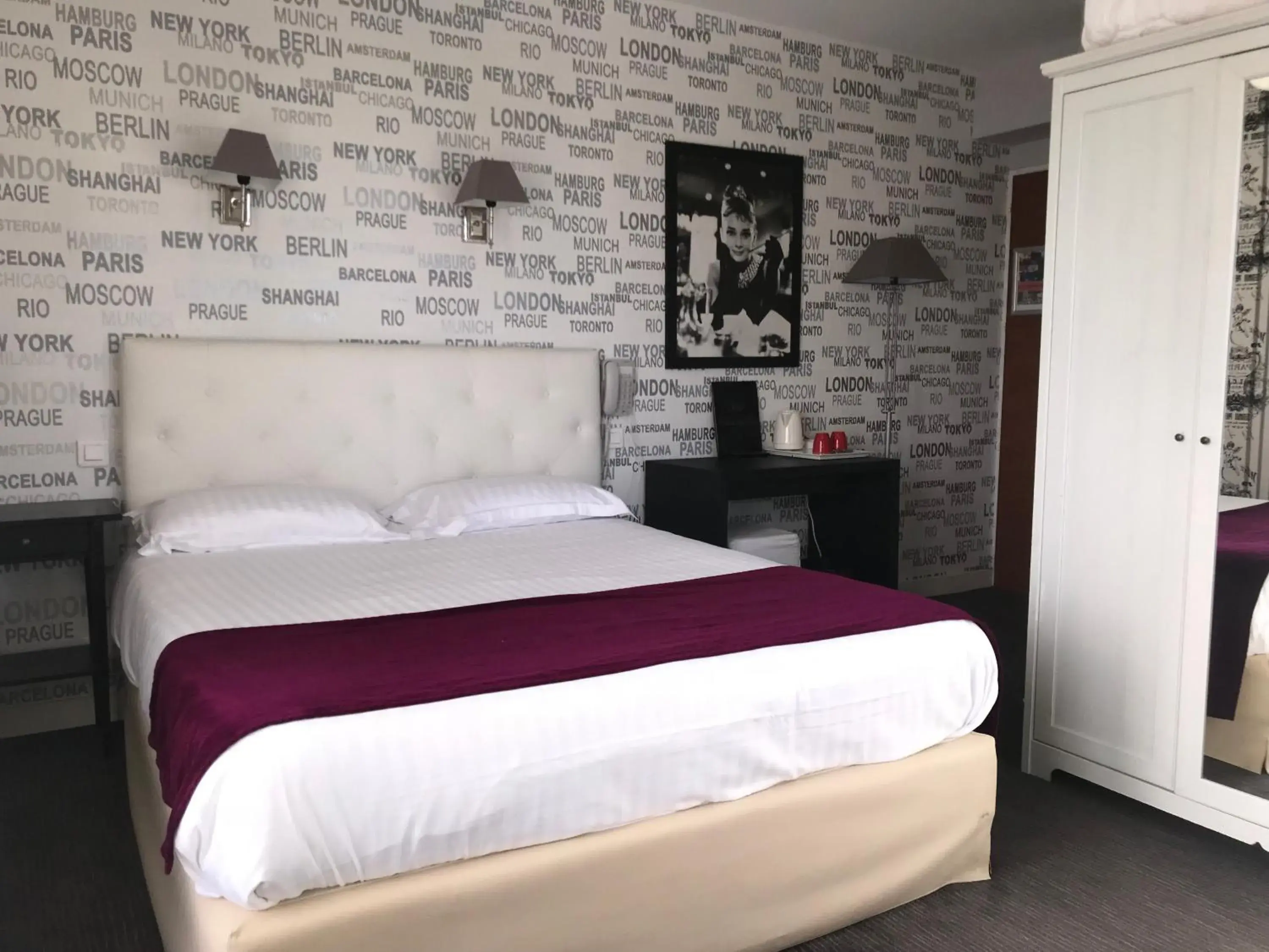 Double Room with Extra Bed and Balcony in Hôtel Calme Des Pins & Spa Double Room with Extra Bed and Balcony in Hôtel Calme Des Pins & Spa
