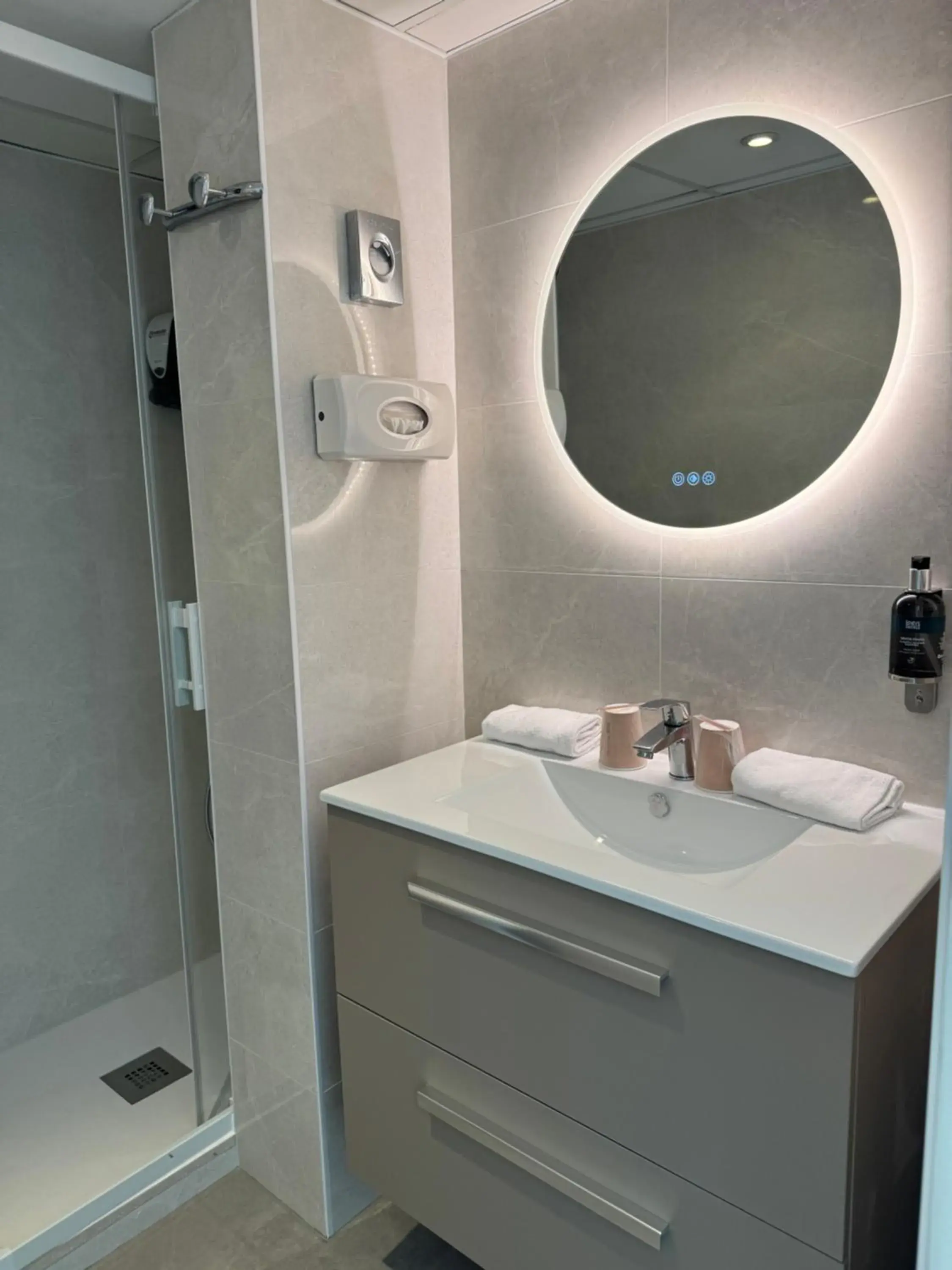 Bathroom in Hôtel Calme Des Pins & Spa Bathroom in Hôtel Calme Des Pins & Spa