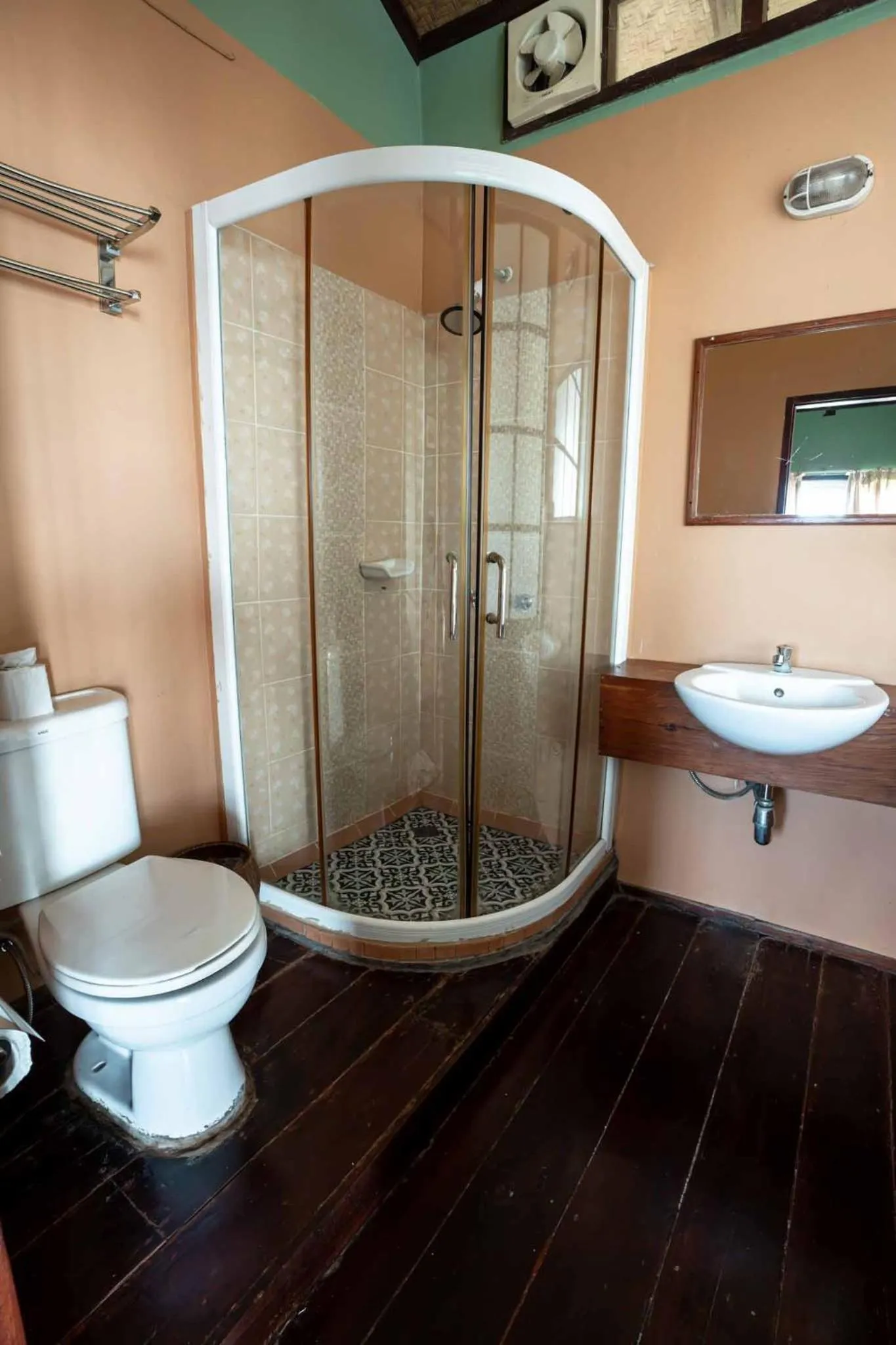 Shower in Sala Done Khone Hotel