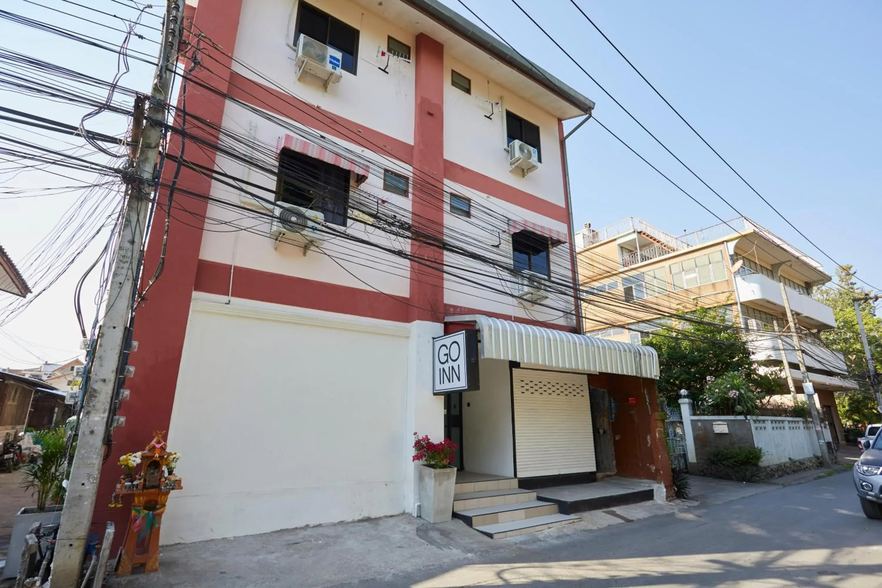 Property building in GO INN Night Bazaar Chiang Mai Property building in GO INN Night Bazaar Chiang Mai