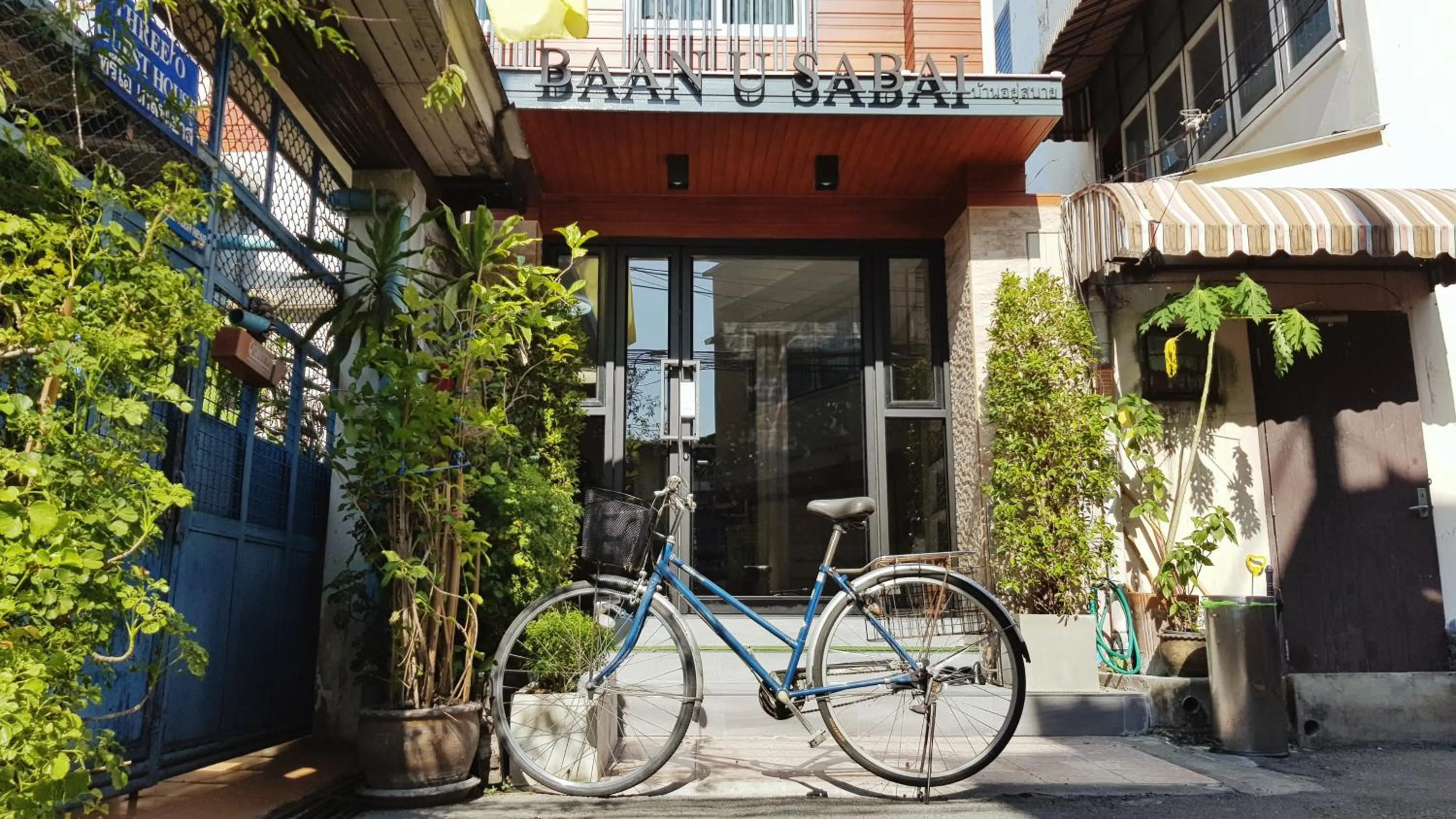 Facade/entrance in Baan U-Sabai บ้านอยู่สบาย