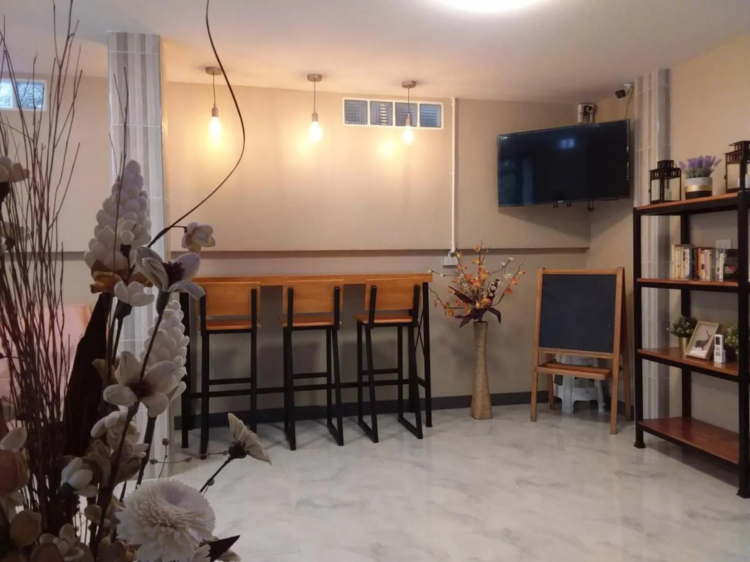 Communal lounge/ TV room in Baan U-Sabai บ้านอยู่สบาย