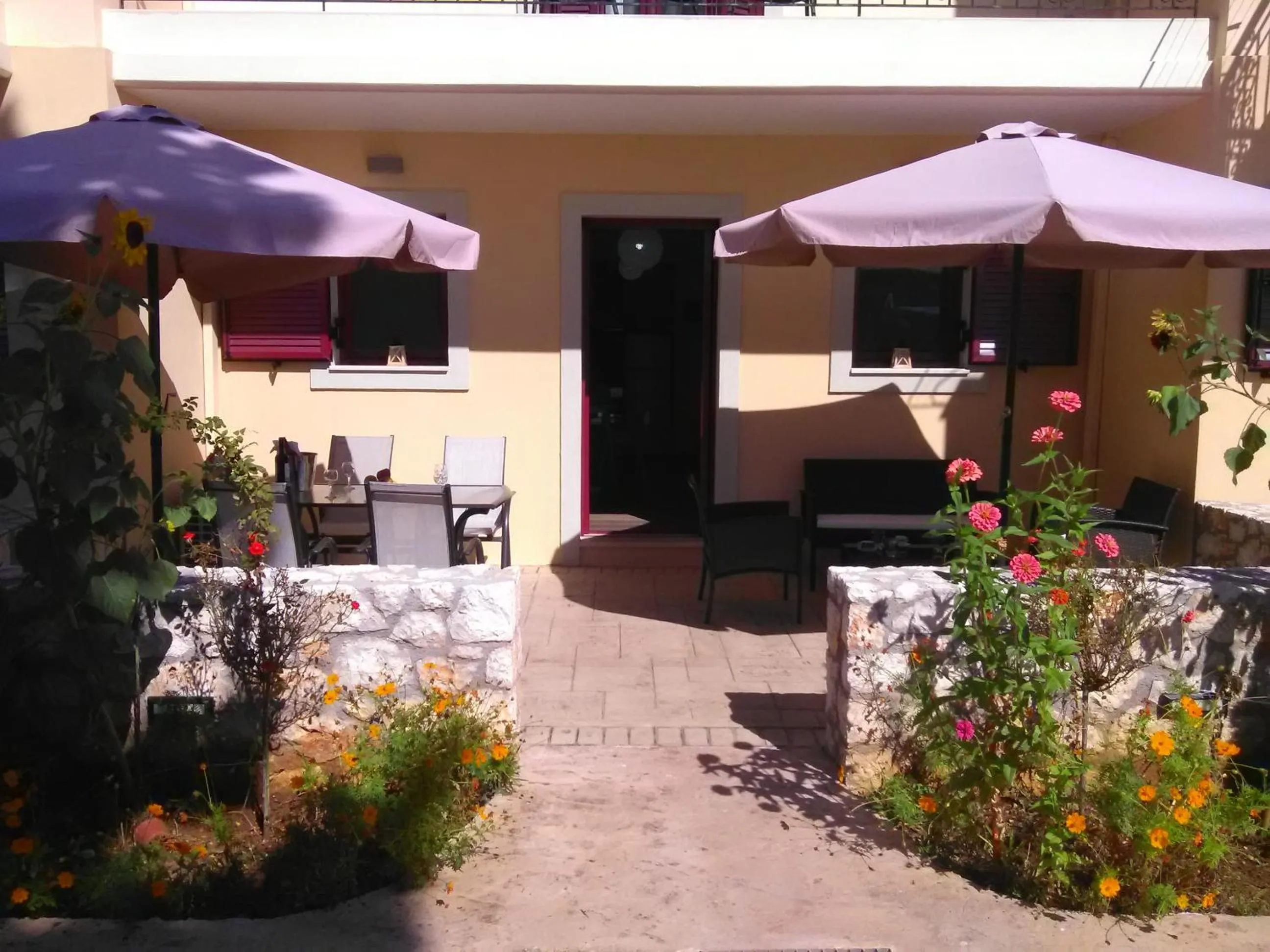 Garden in Mikros Gialos Apartments