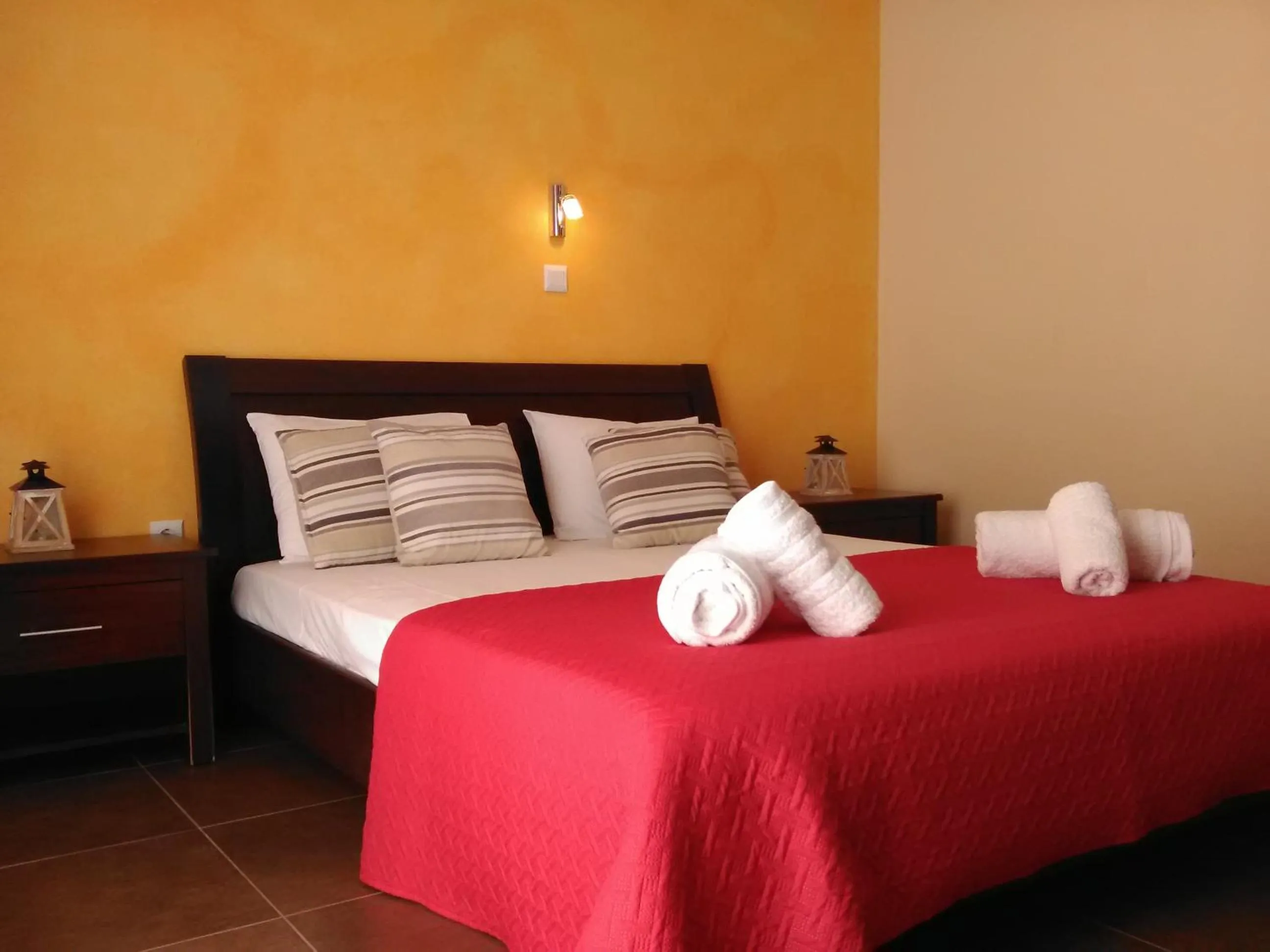 Bed in Mikros Gialos Apartments