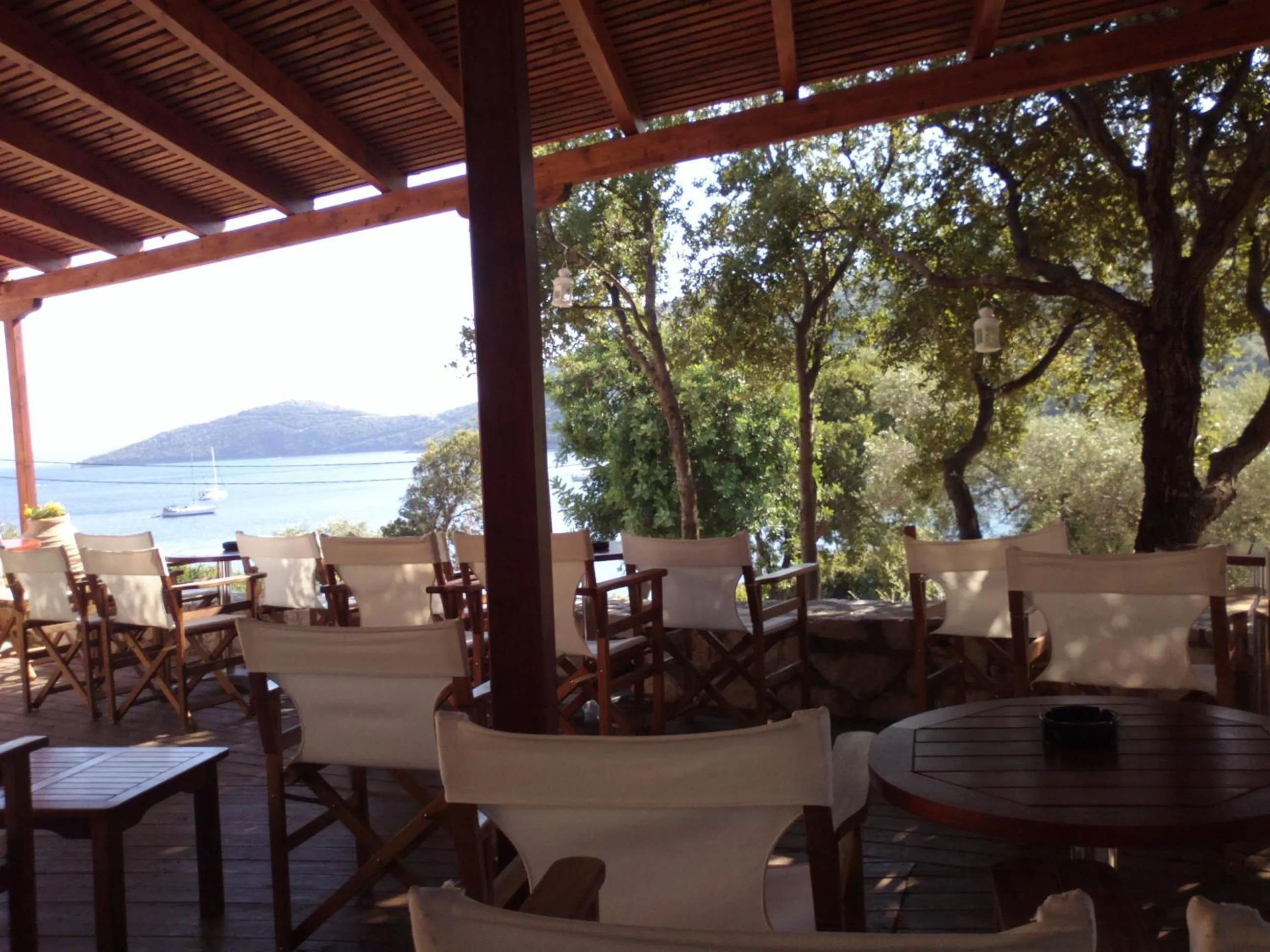 Restaurant/places to eat in Mikros Gialos Apartments