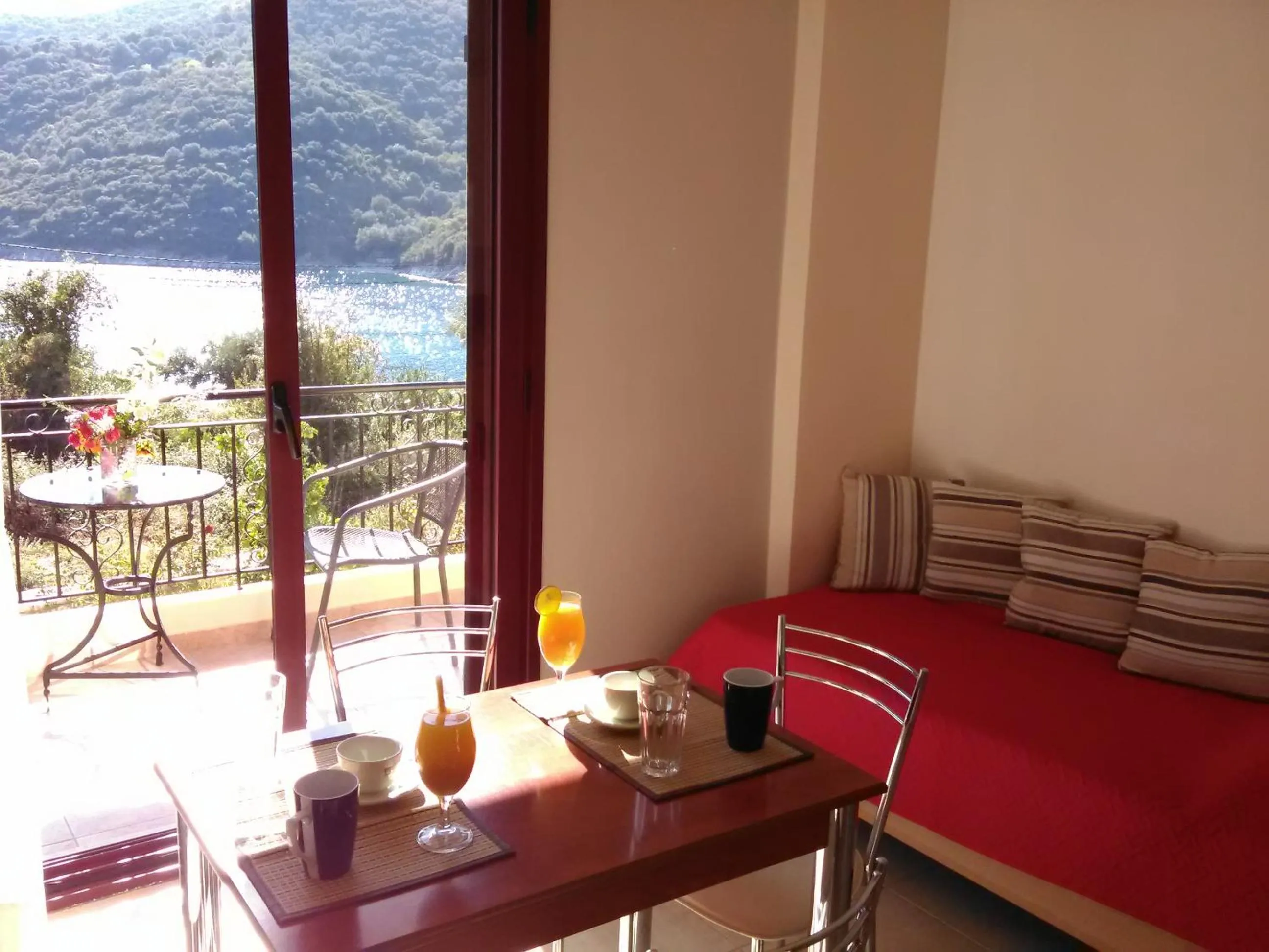 Dining area in Mikros Gialos Apartments