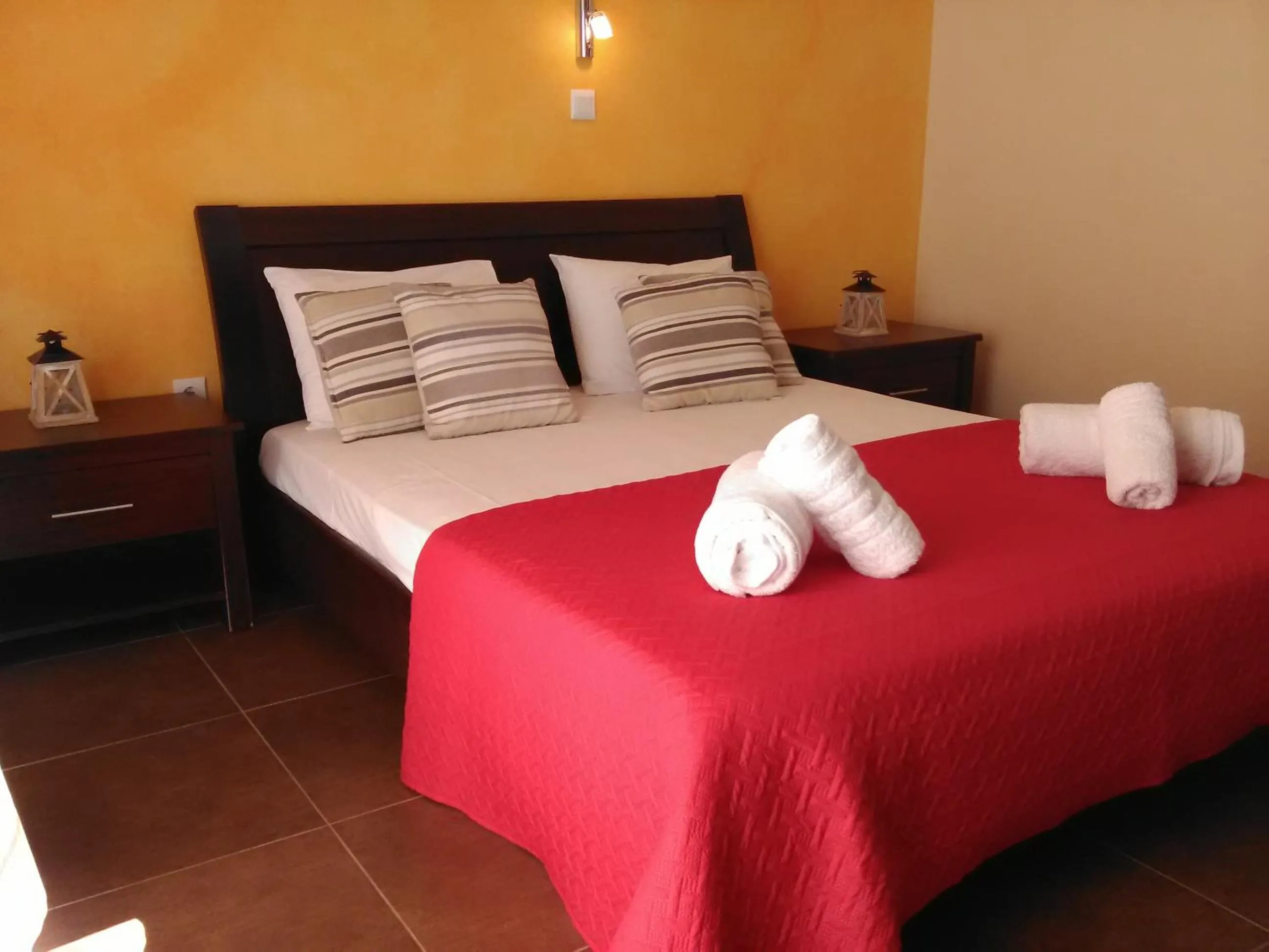 Bed in Mikros Gialos Apartments