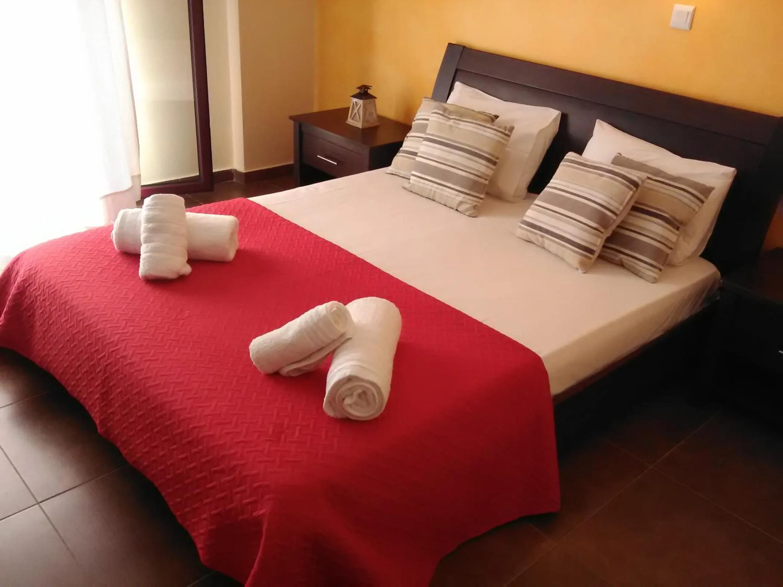 Bed in Mikros Gialos Apartments