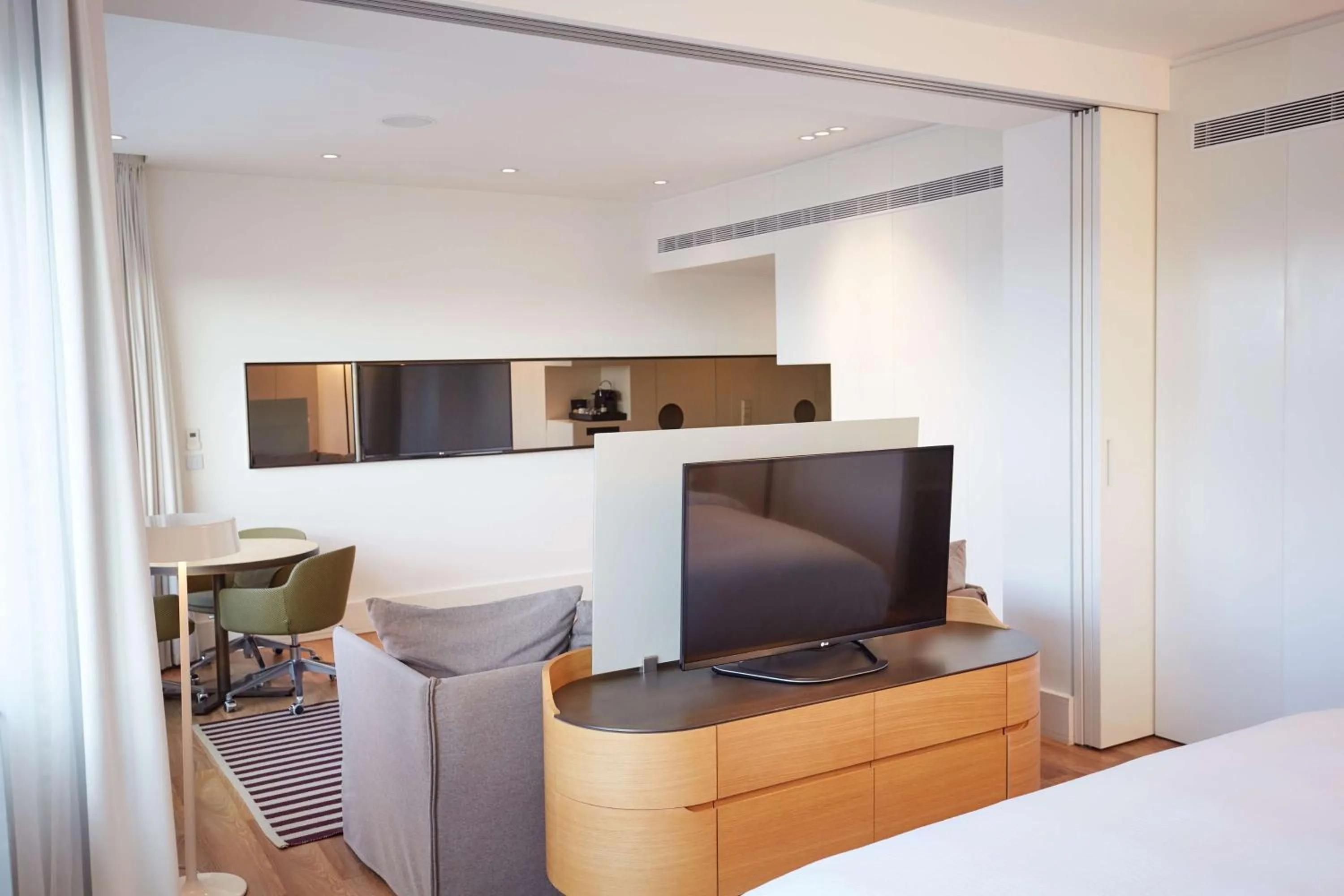 TV and multimedia, Bed in Scandic Frankfurt Museumsufer