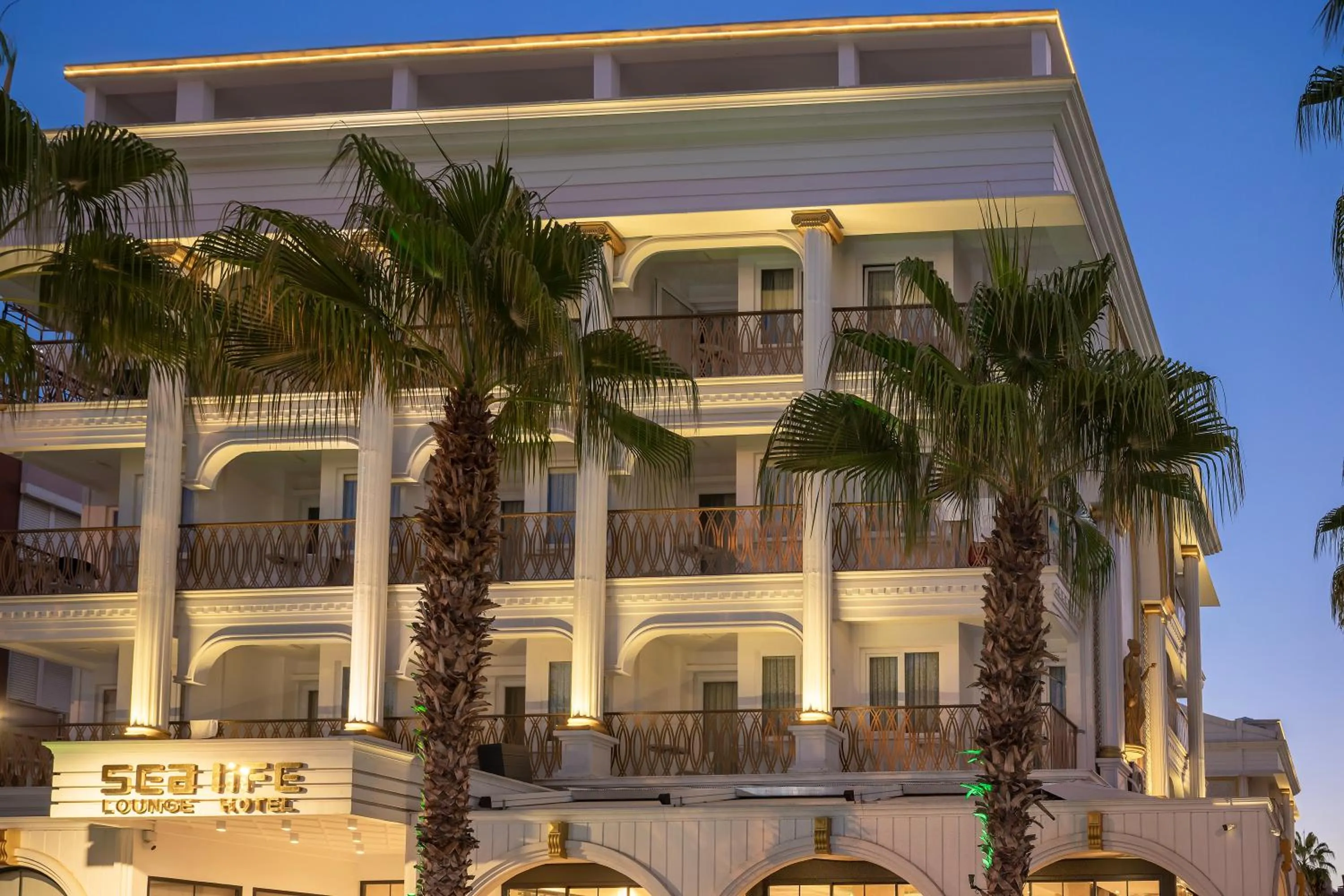 Property building in Sealife Lounge - Adult only