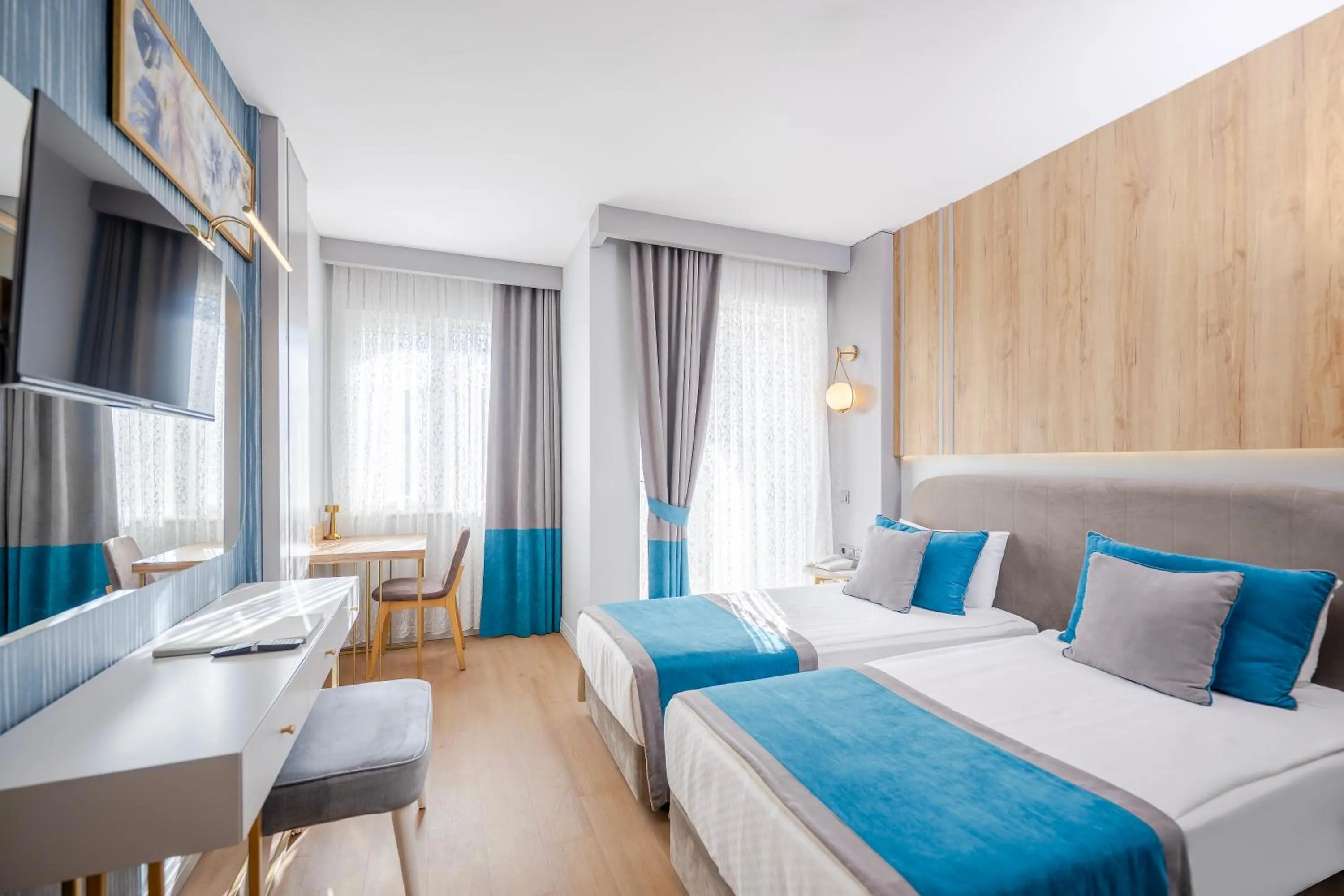 Photo of the whole room, Bed in Sealife Lounge - Adult only