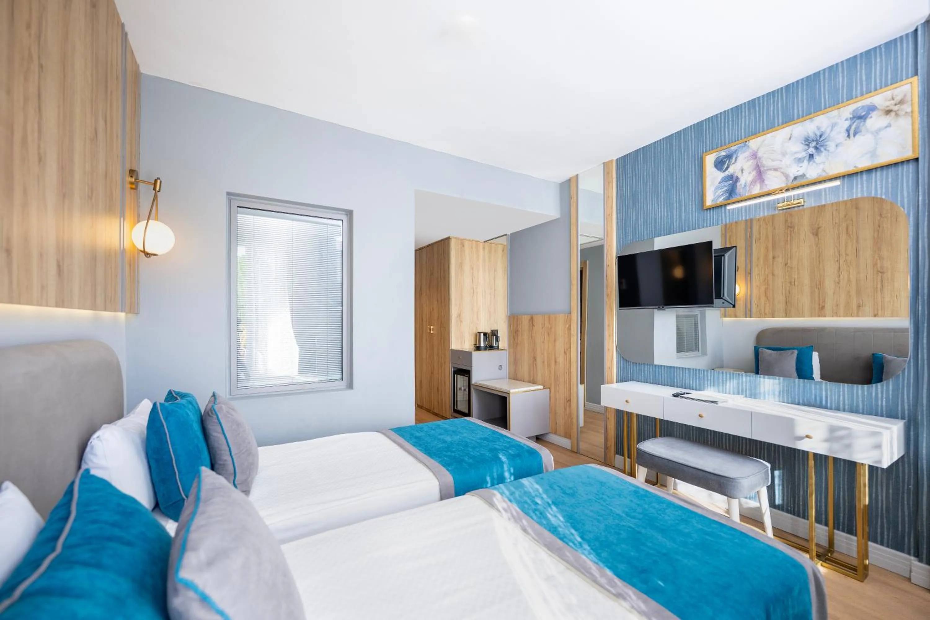 Photo of the whole room, Bed in Sealife Lounge - Adult only