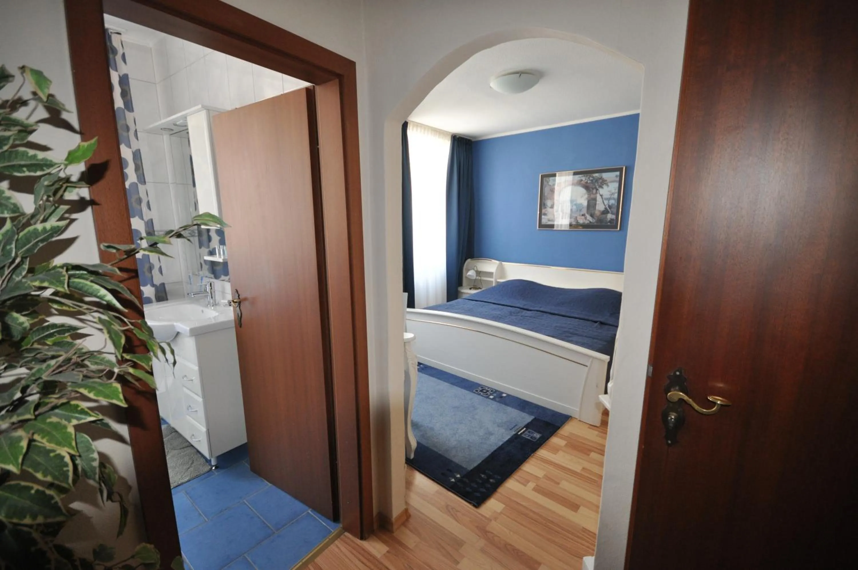 Photo of the whole room, Bed in Hotel Restaurant "Athen"