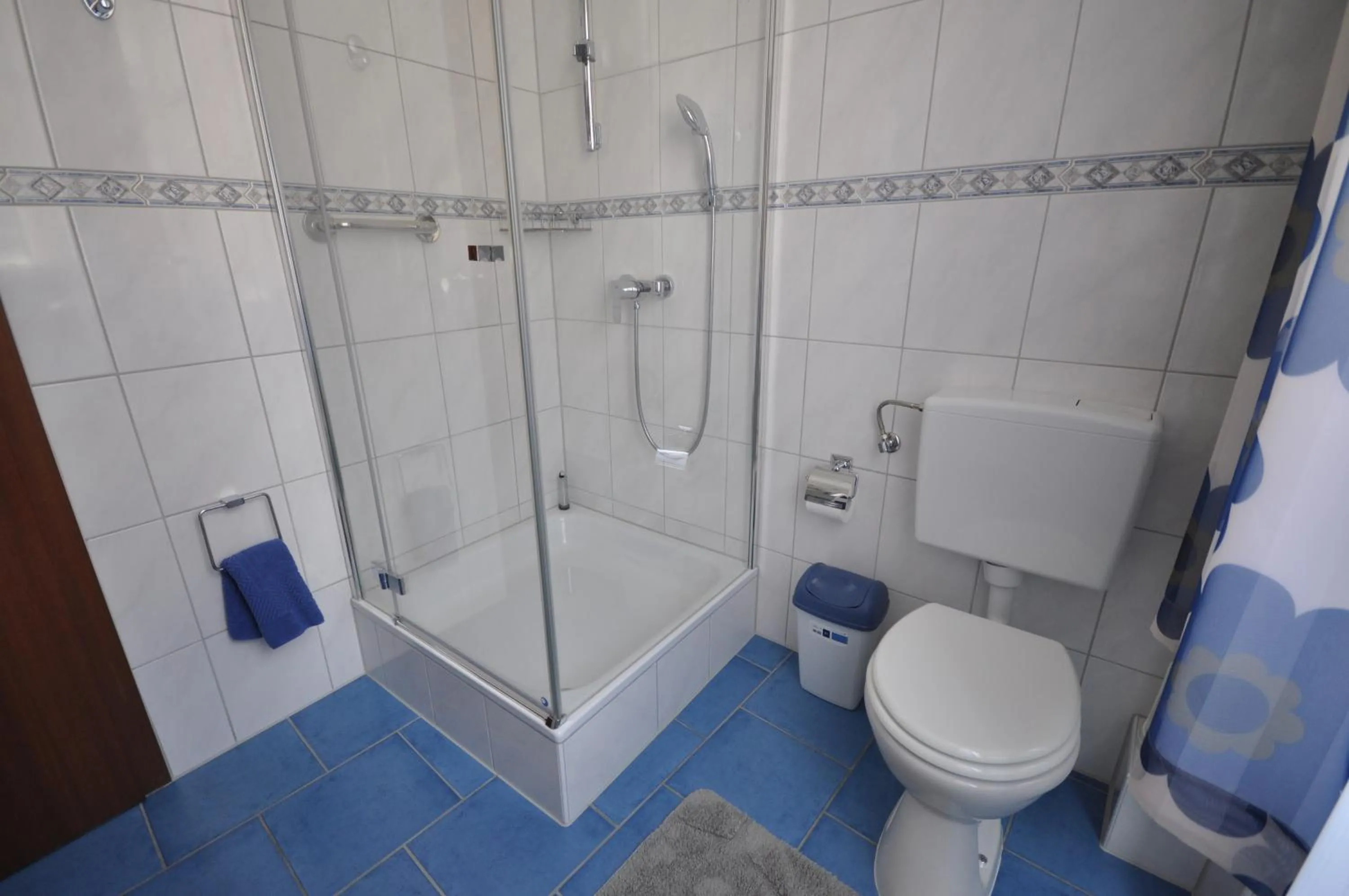 Shower in Hotel Restaurant "Athen"