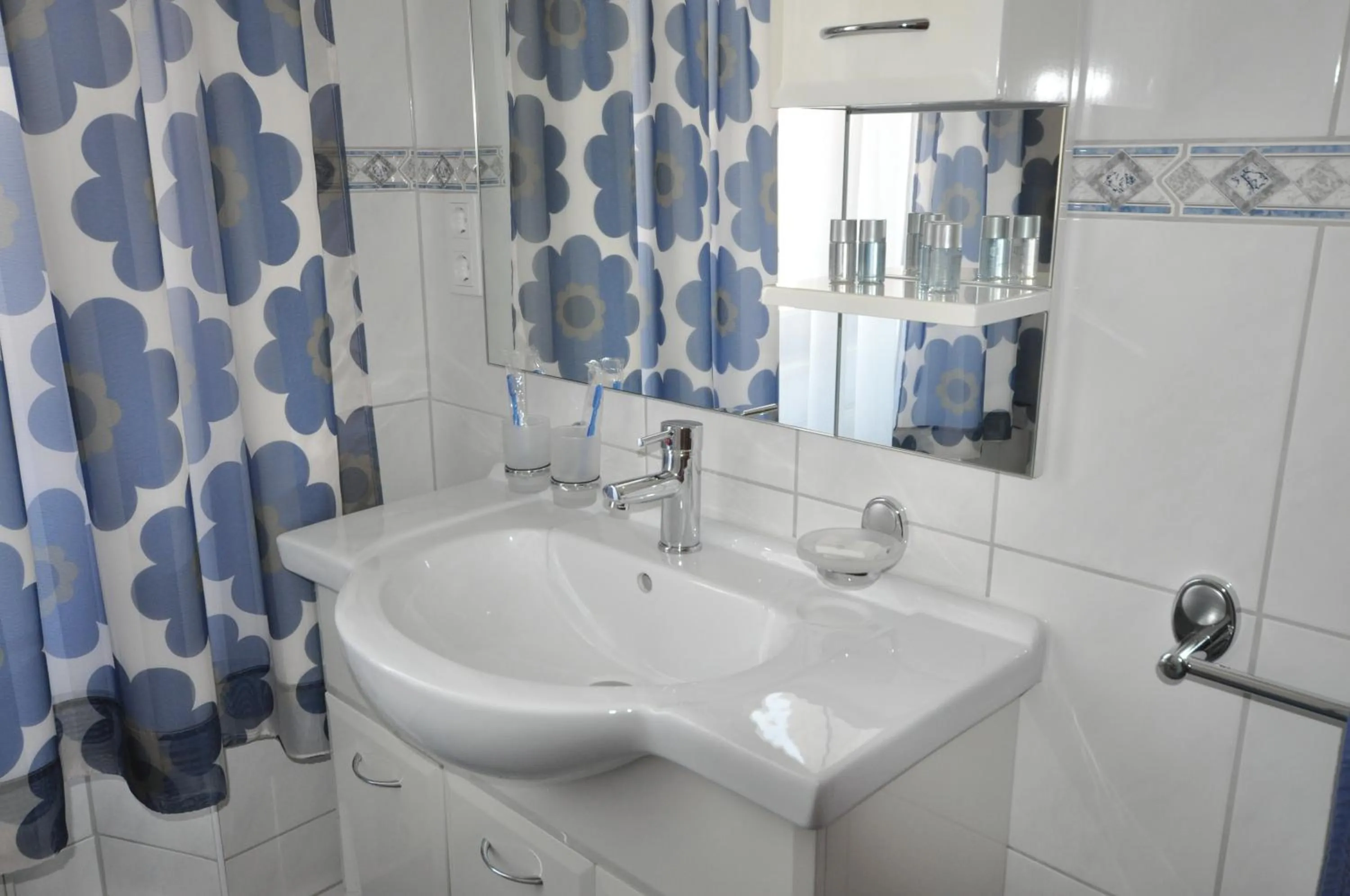 Shower in Hotel Restaurant "Athen"