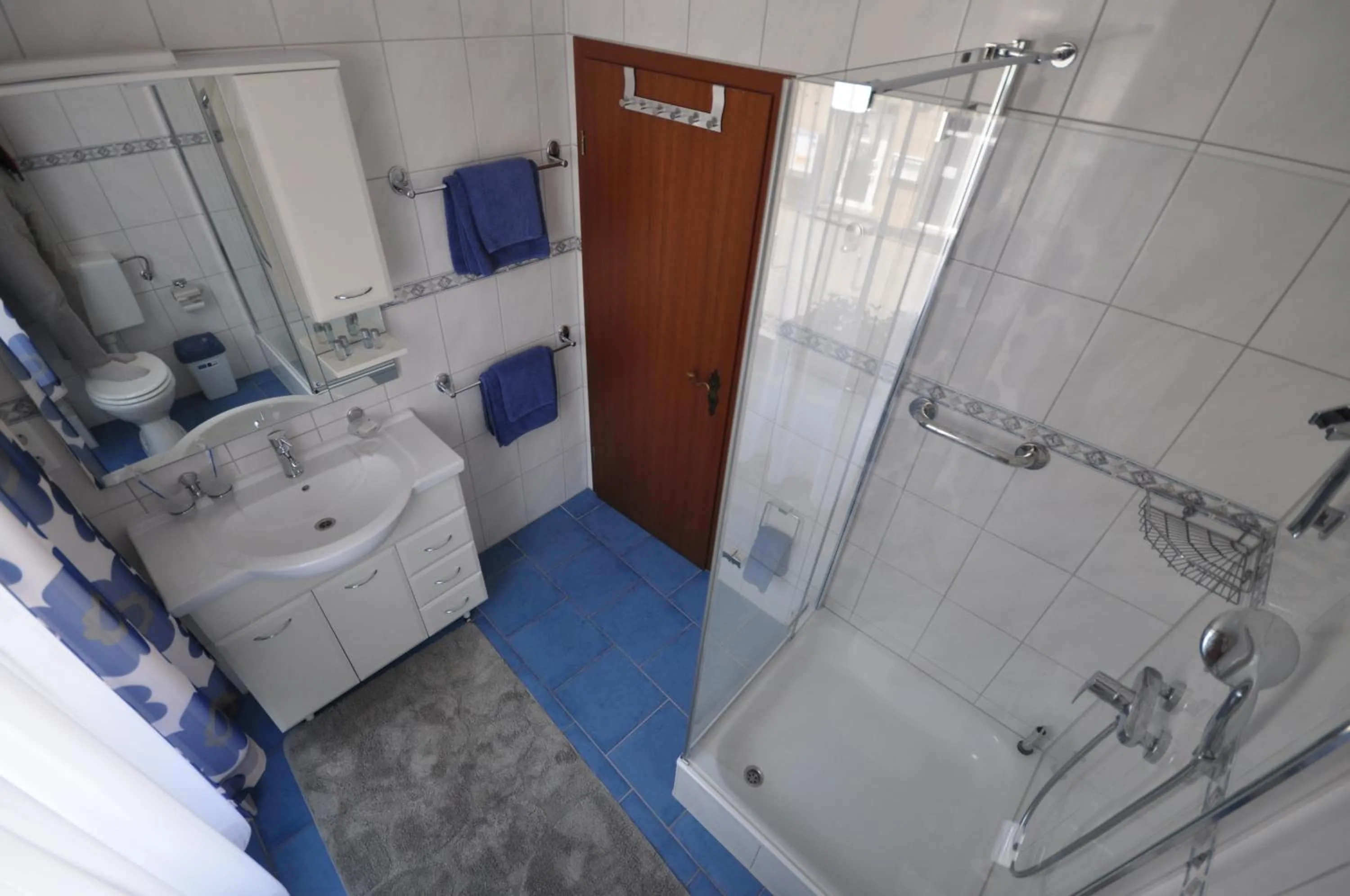 Shower in Hotel Restaurant "Athen"