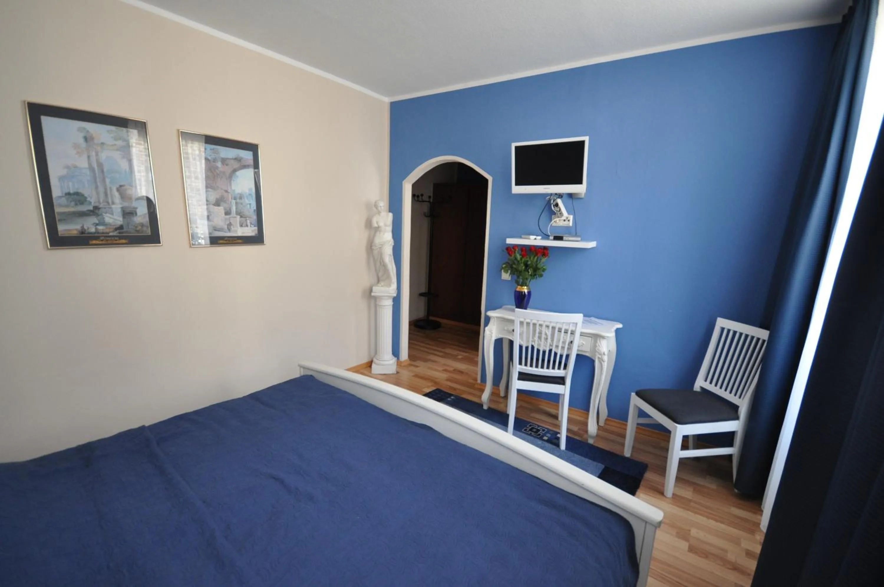 Photo of the whole room, Bed in Hotel Restaurant "Athen"