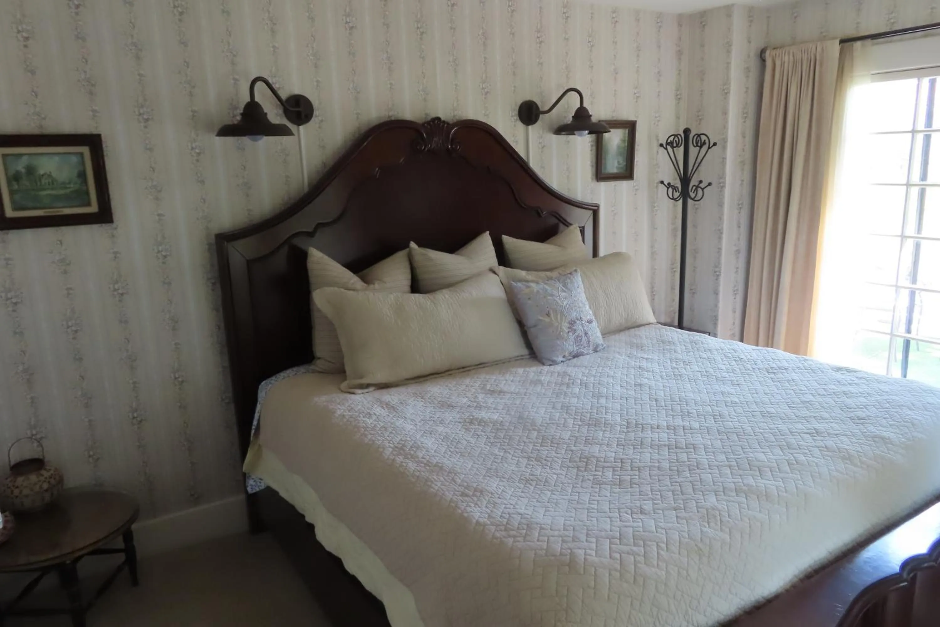 Bedroom, Bed in Terraluna Inn