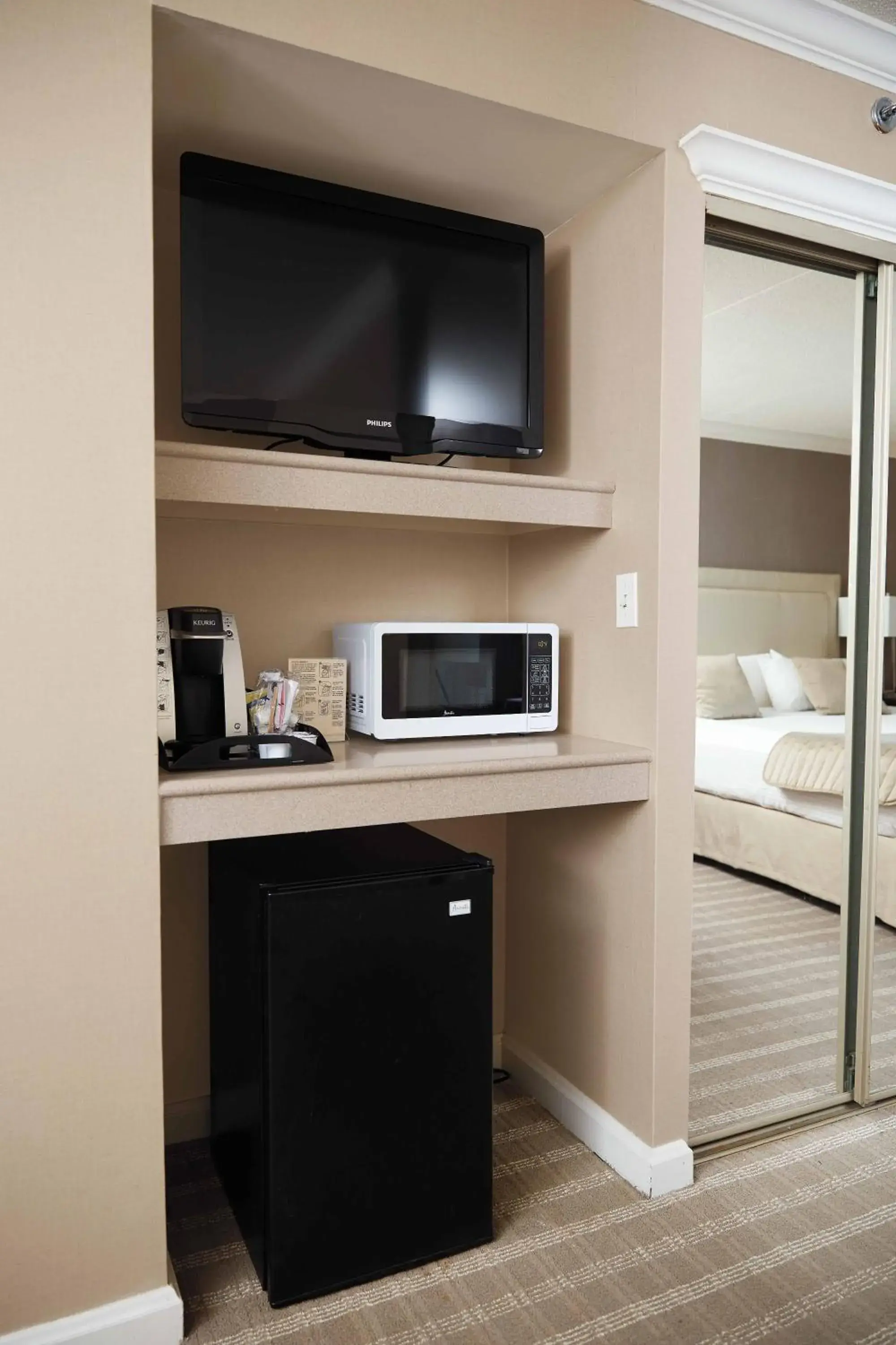 Coffee/tea facilities, Bed in Ethan Allen Hotel Coffee/tea facilities, Bed in Ethan Allen Hotel