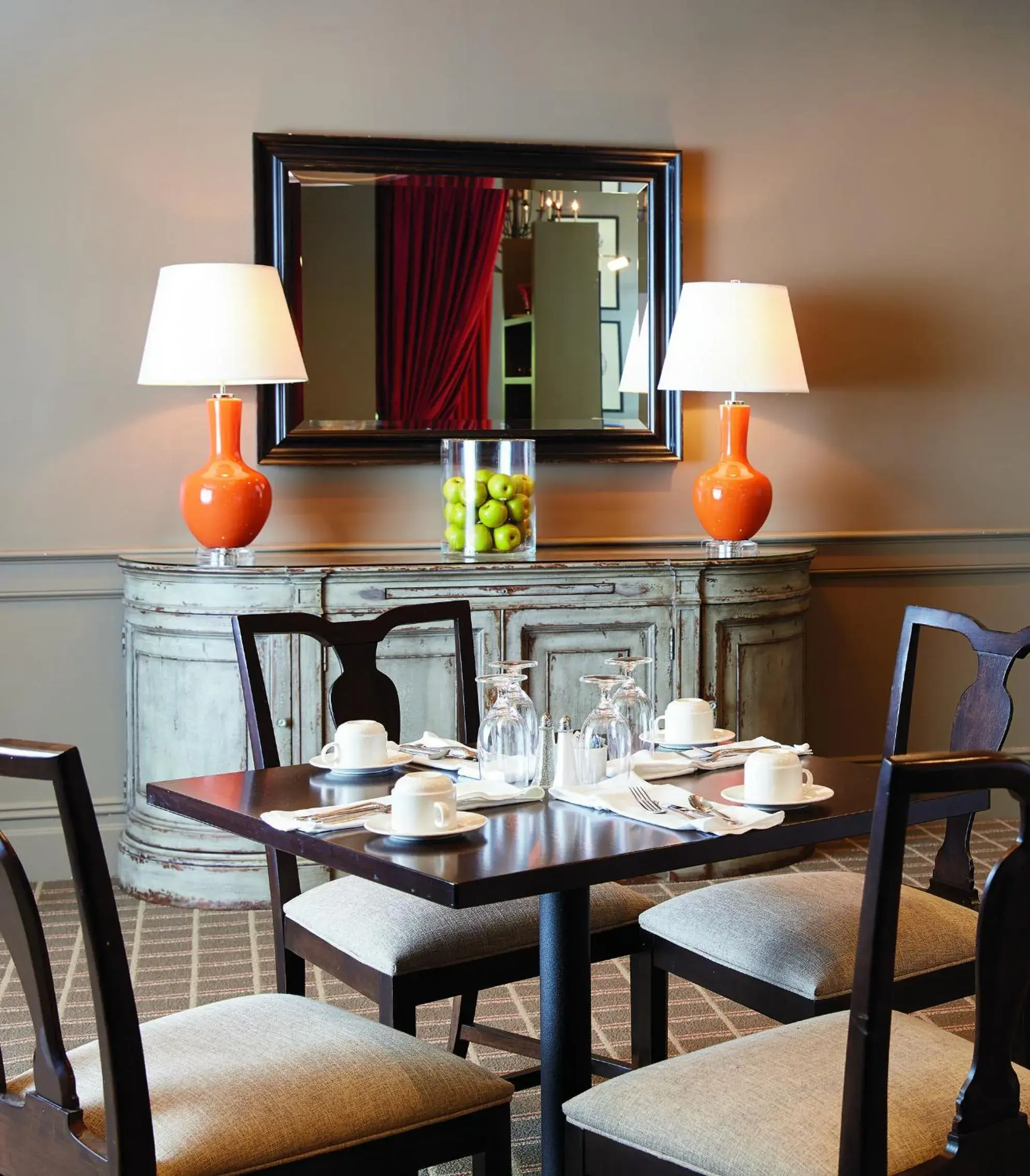 Restaurant/places to eat in Ethan Allen Hotel Restaurant/places to eat in Ethan Allen Hotel