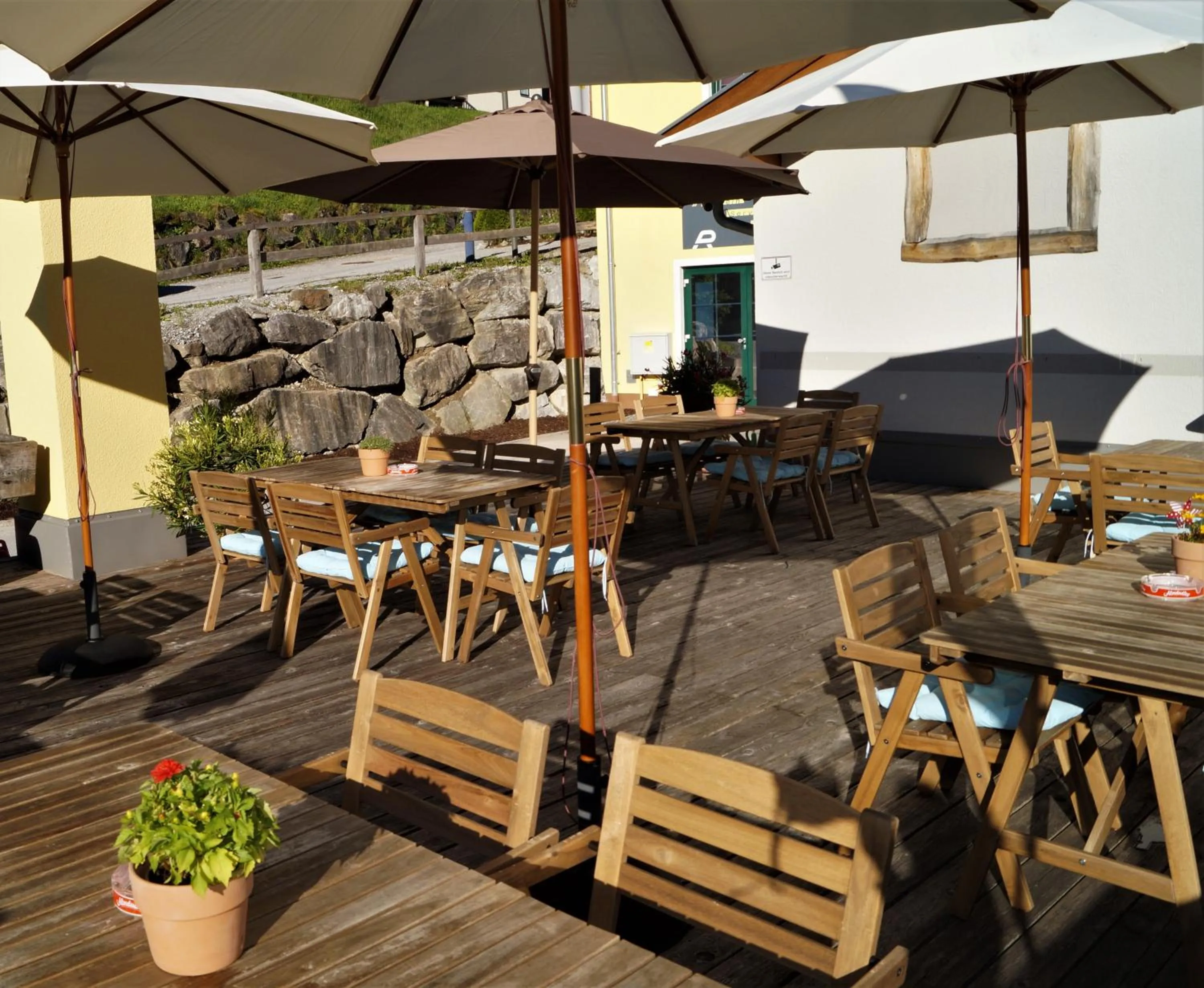 Restaurant/places to eat in Alpendorf Dachstein West by ALPS RESORTS