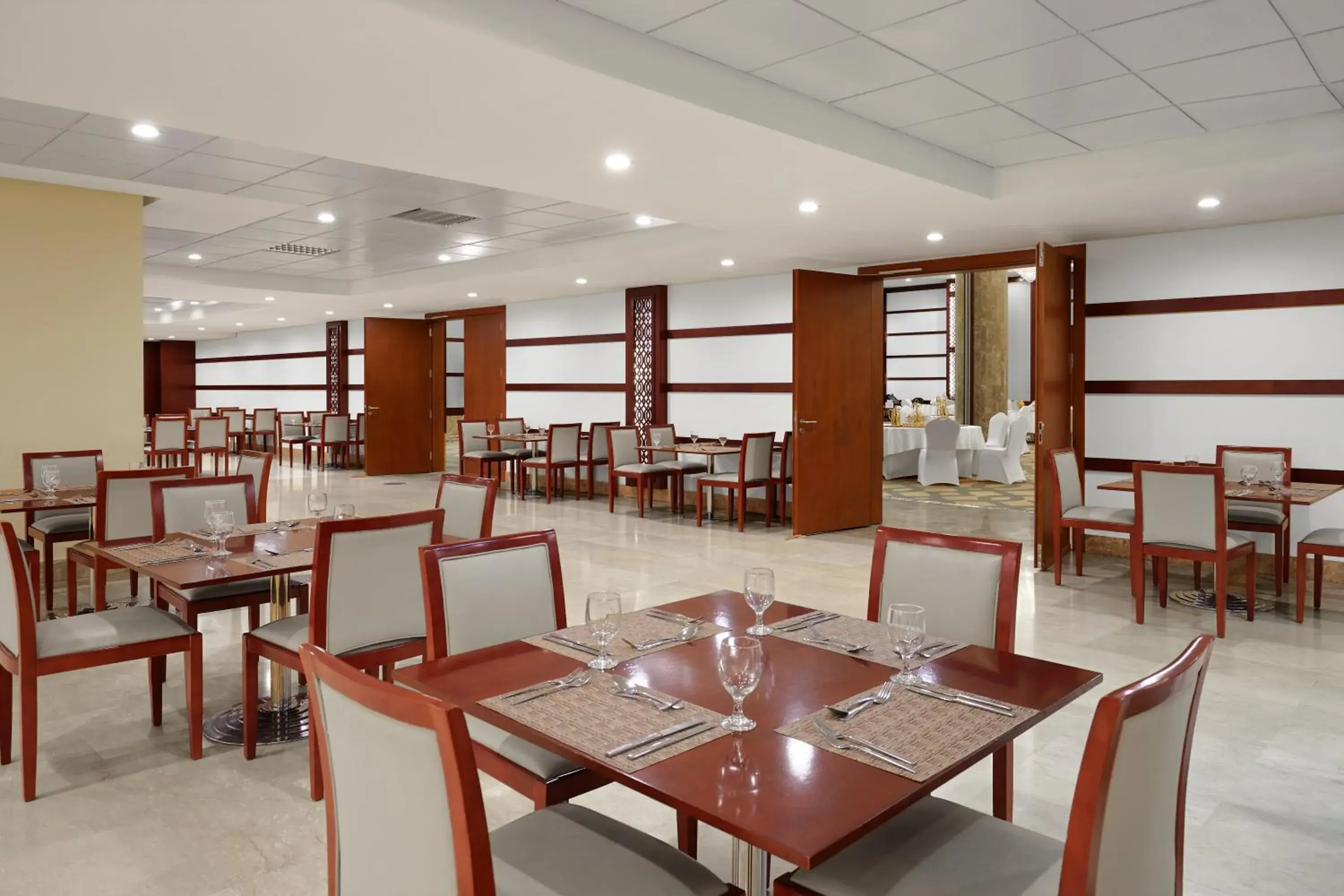 Restaurant/places to eat in Makarem Mina Hotel Restaurant/places to eat in Makarem Mina Hotel