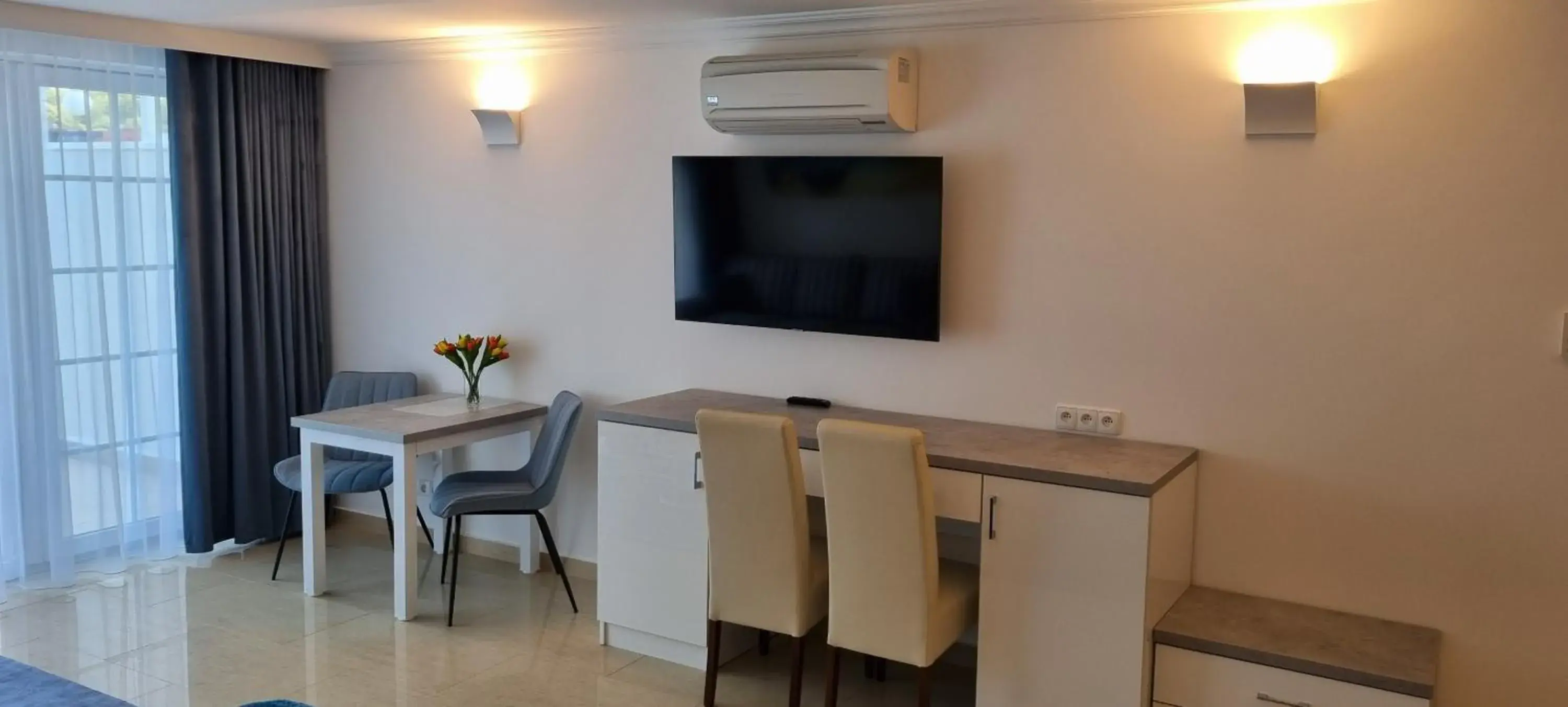 Double Room with Lake View - single occupancy in Villa Le Lux Double Room with Lake View - single occupancy in Villa Le Lux