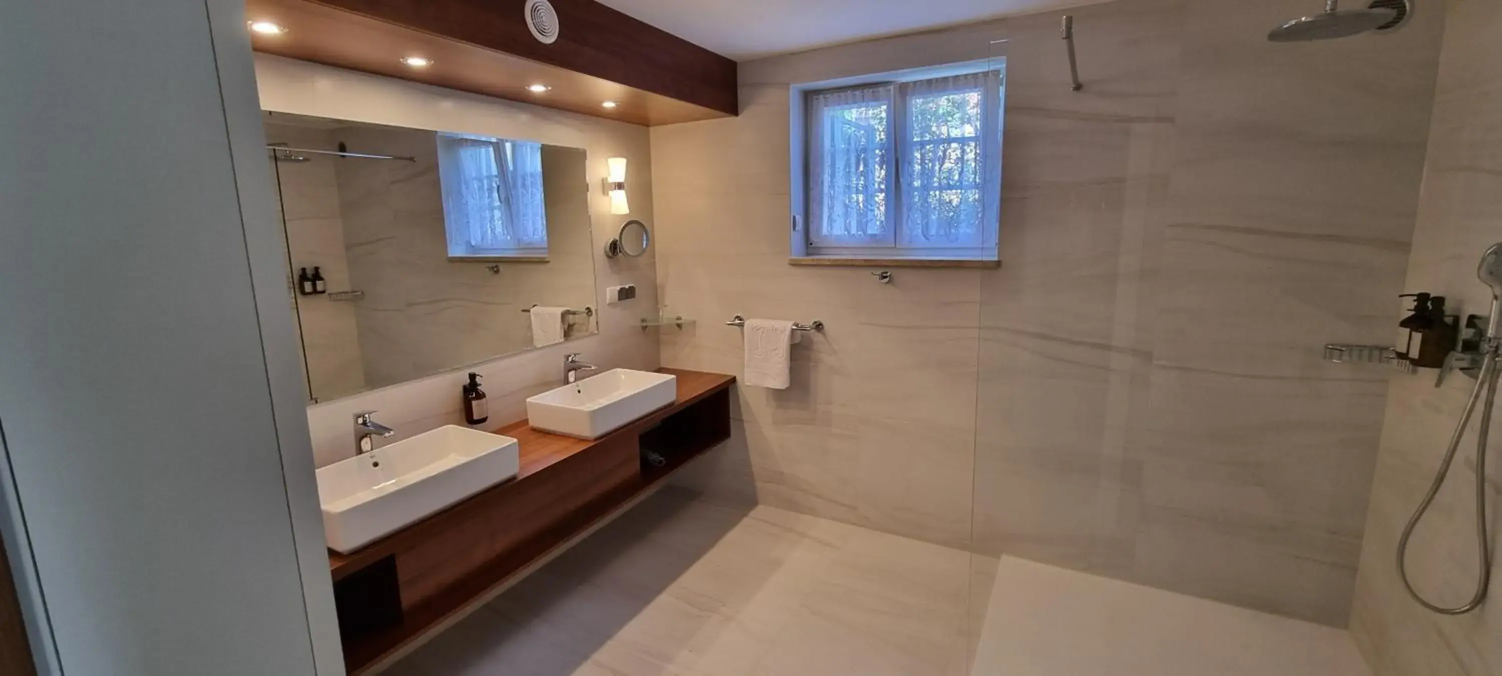 Double Room with Lake View - single occupancy in Villa Le Lux Double Room with Lake View - single occupancy in Villa Le Lux
