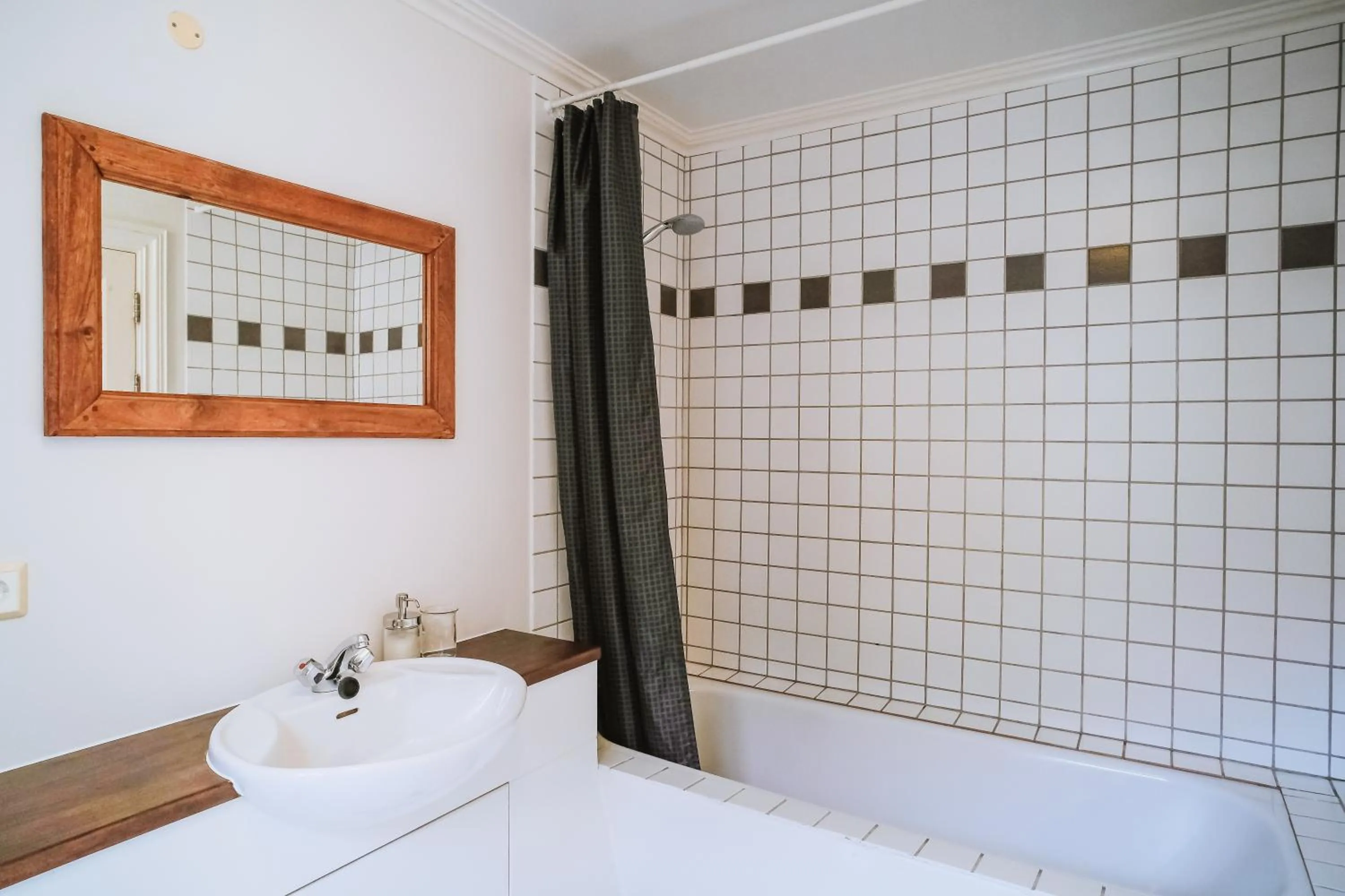 Shower, Bed in Bankinn - Hotel by Aldan