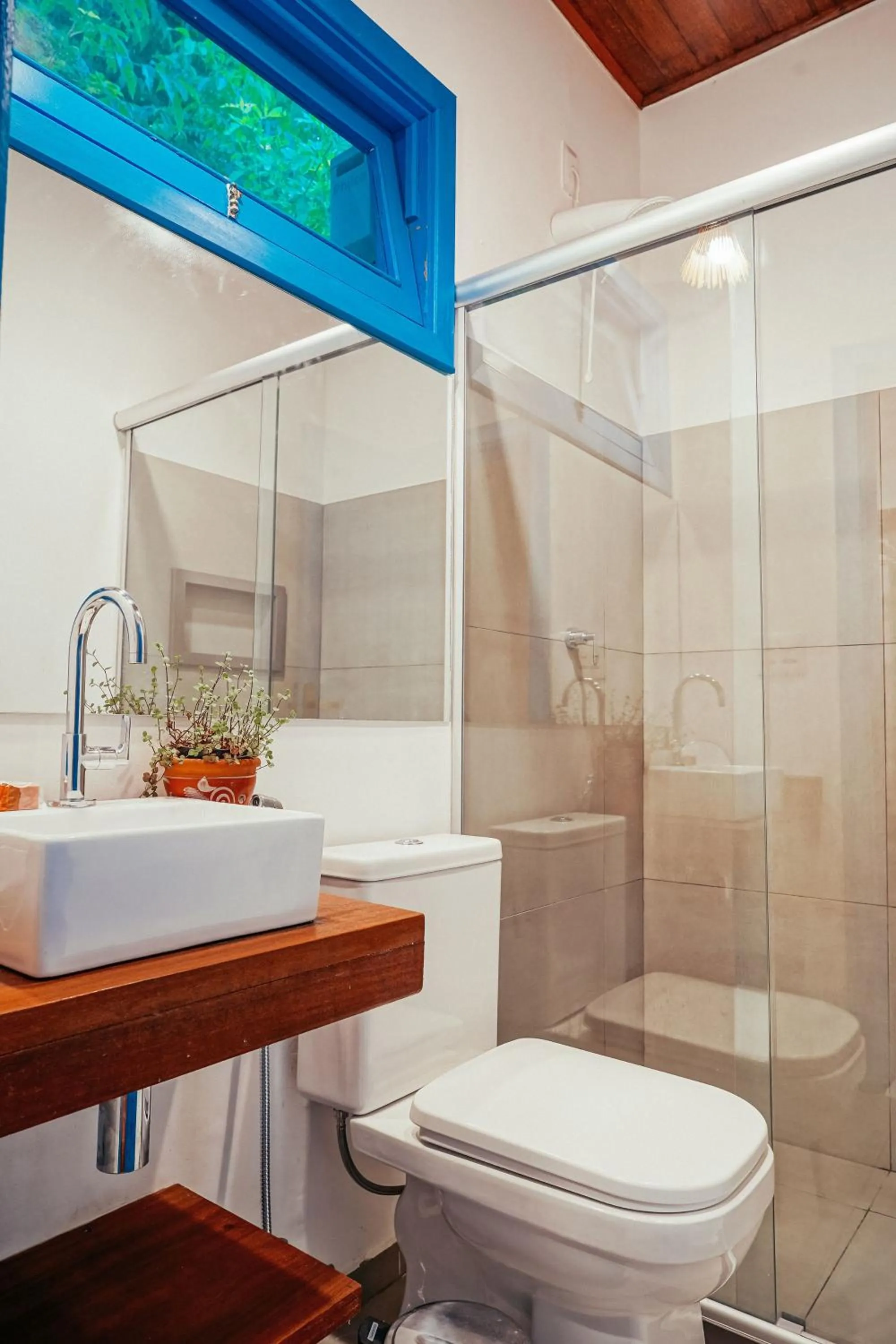 Toilet in Aqualtune Pousada