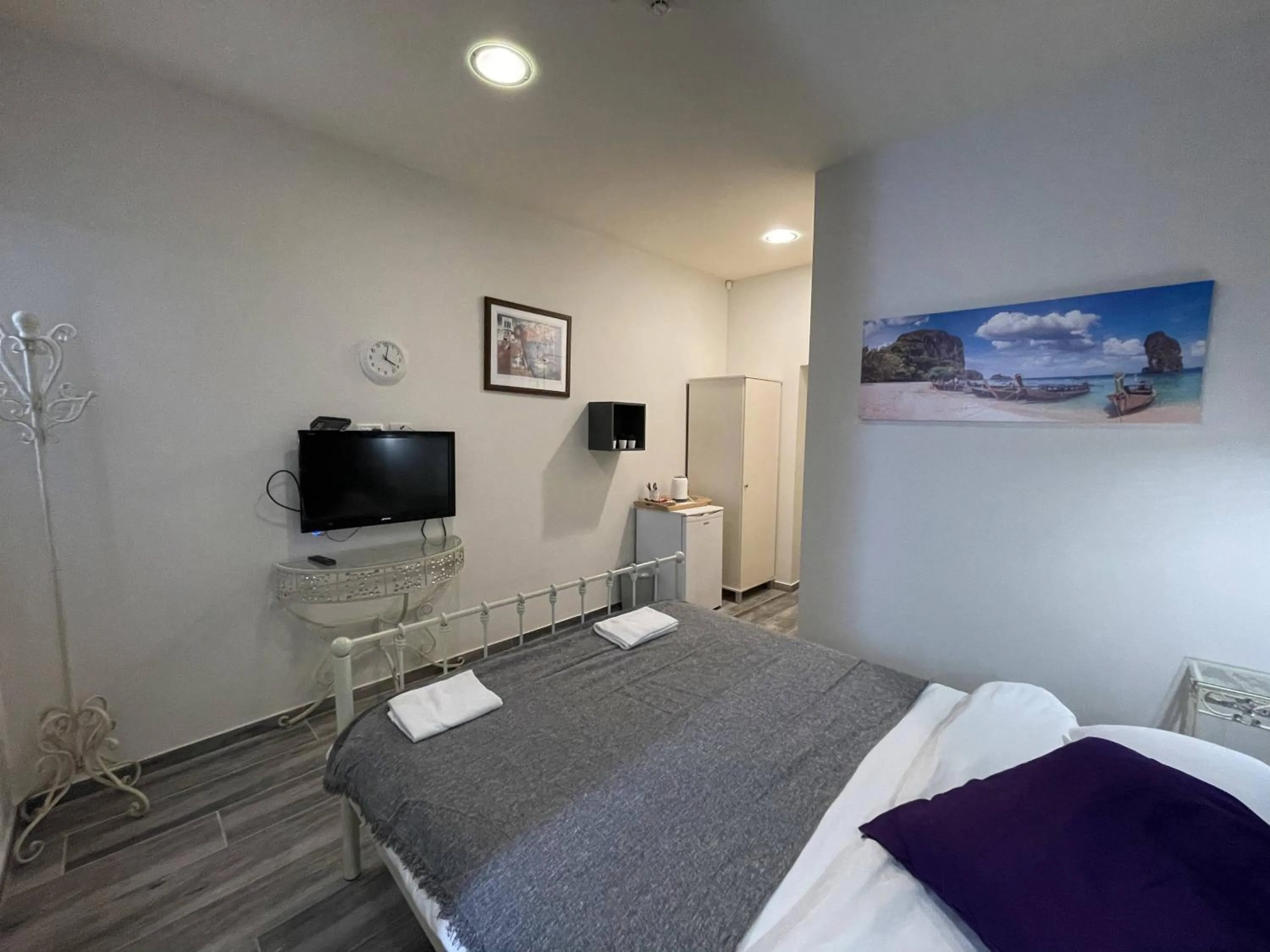 Photo of the whole room, Bed in Puy Villa Roca Tiberias