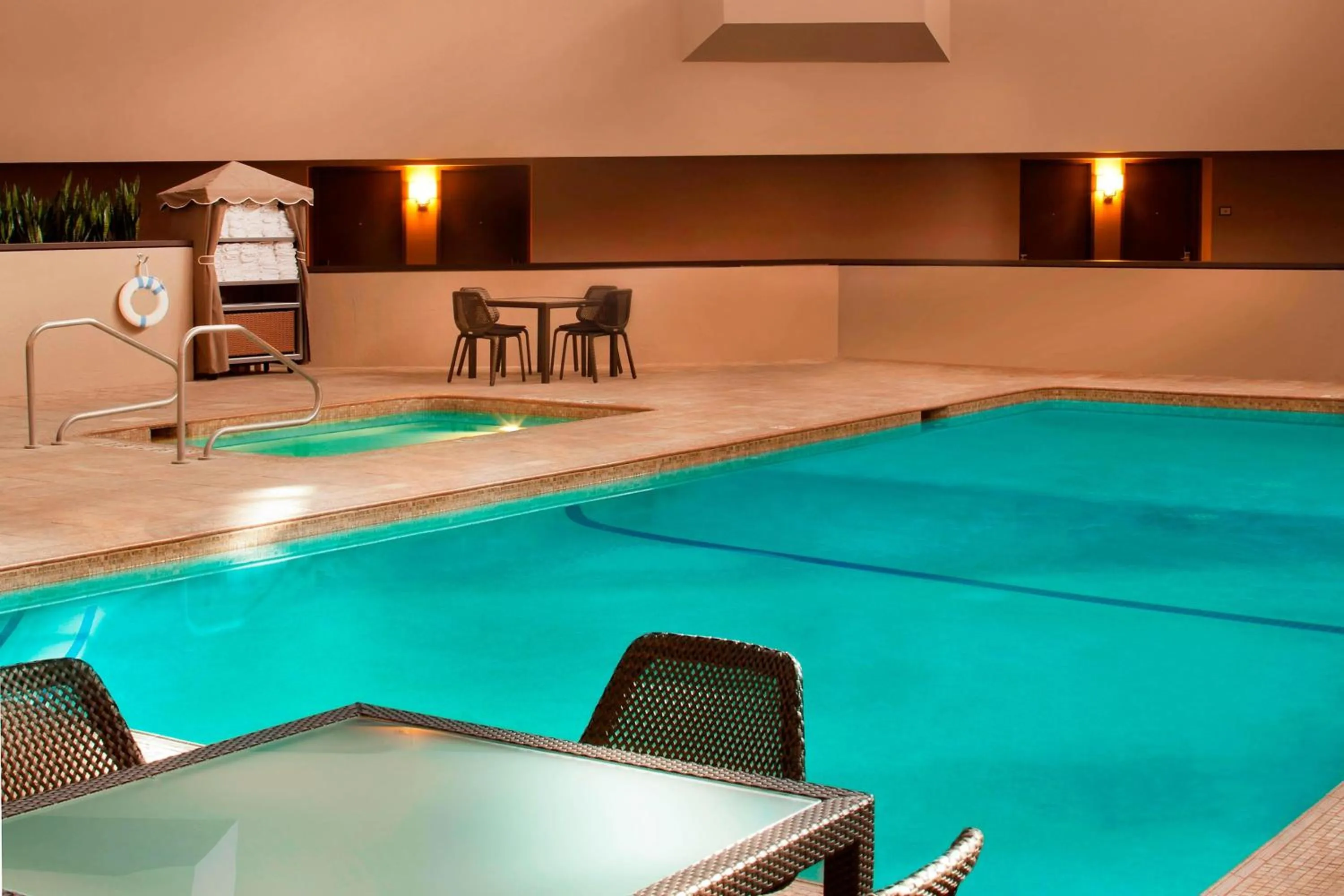 Swimming pool in Sheraton Minneapolis West Hotel