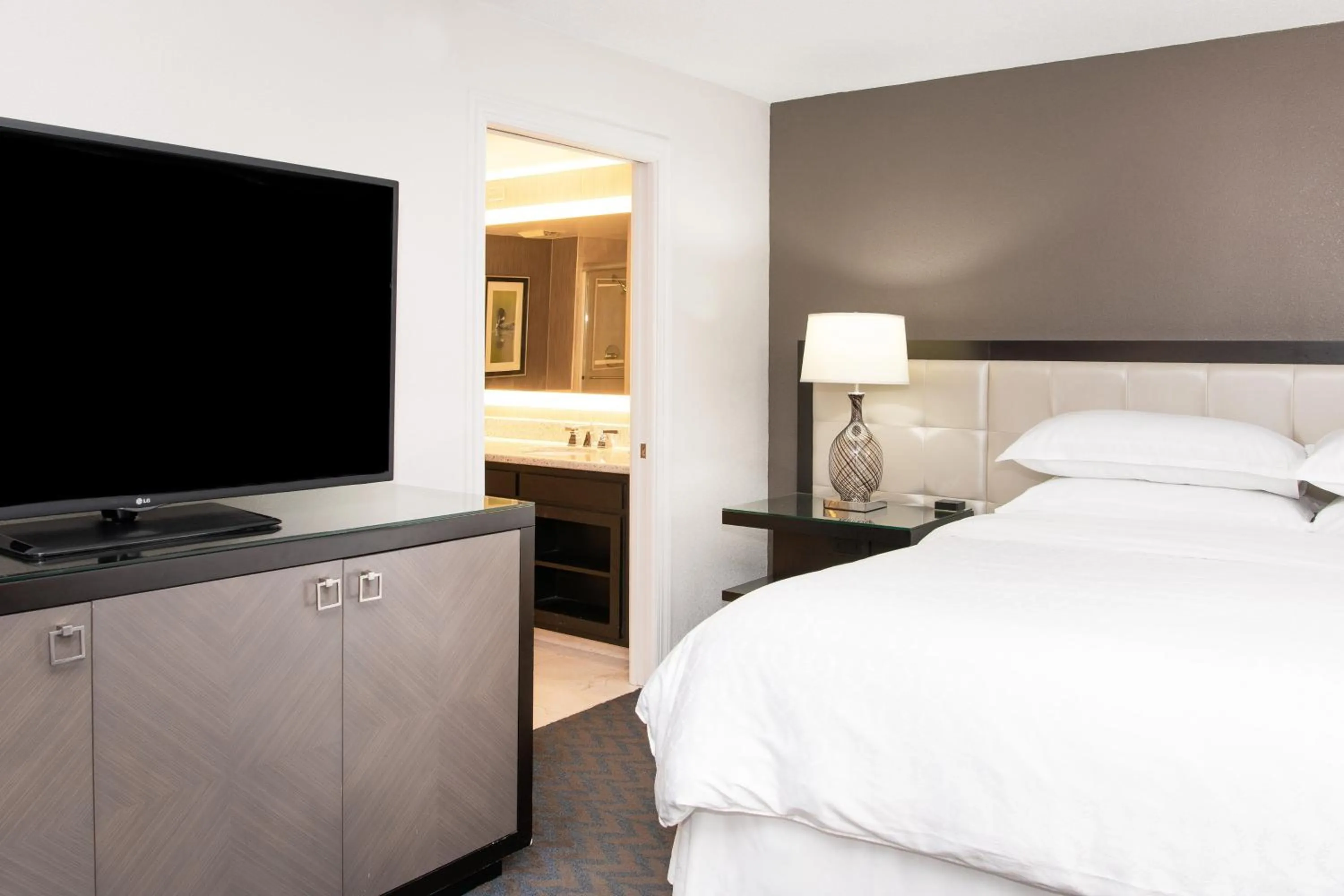 Bedroom, Bed in Sheraton Minneapolis West Hotel