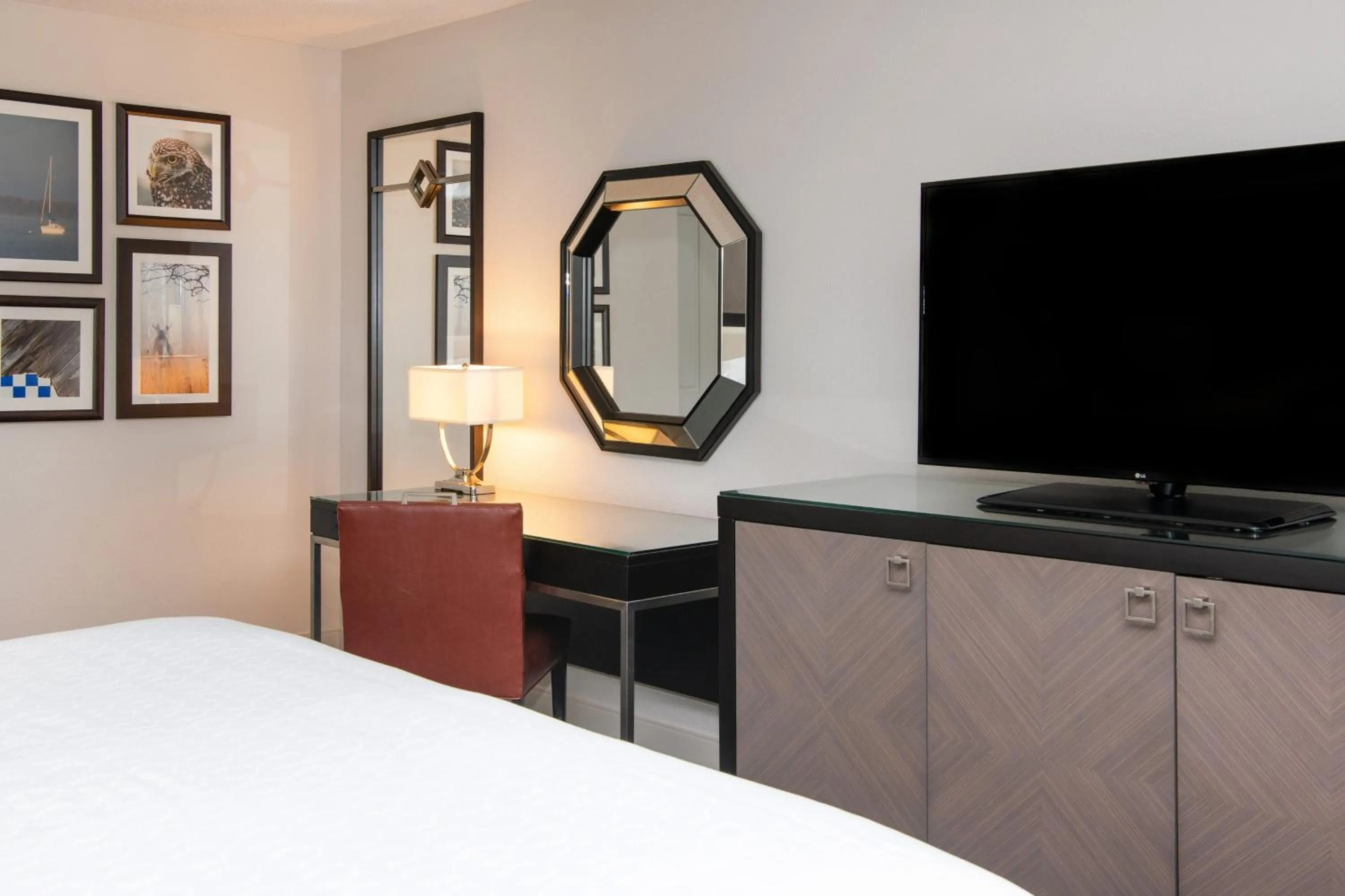 Bedroom, Bed in Sheraton Minneapolis West Hotel