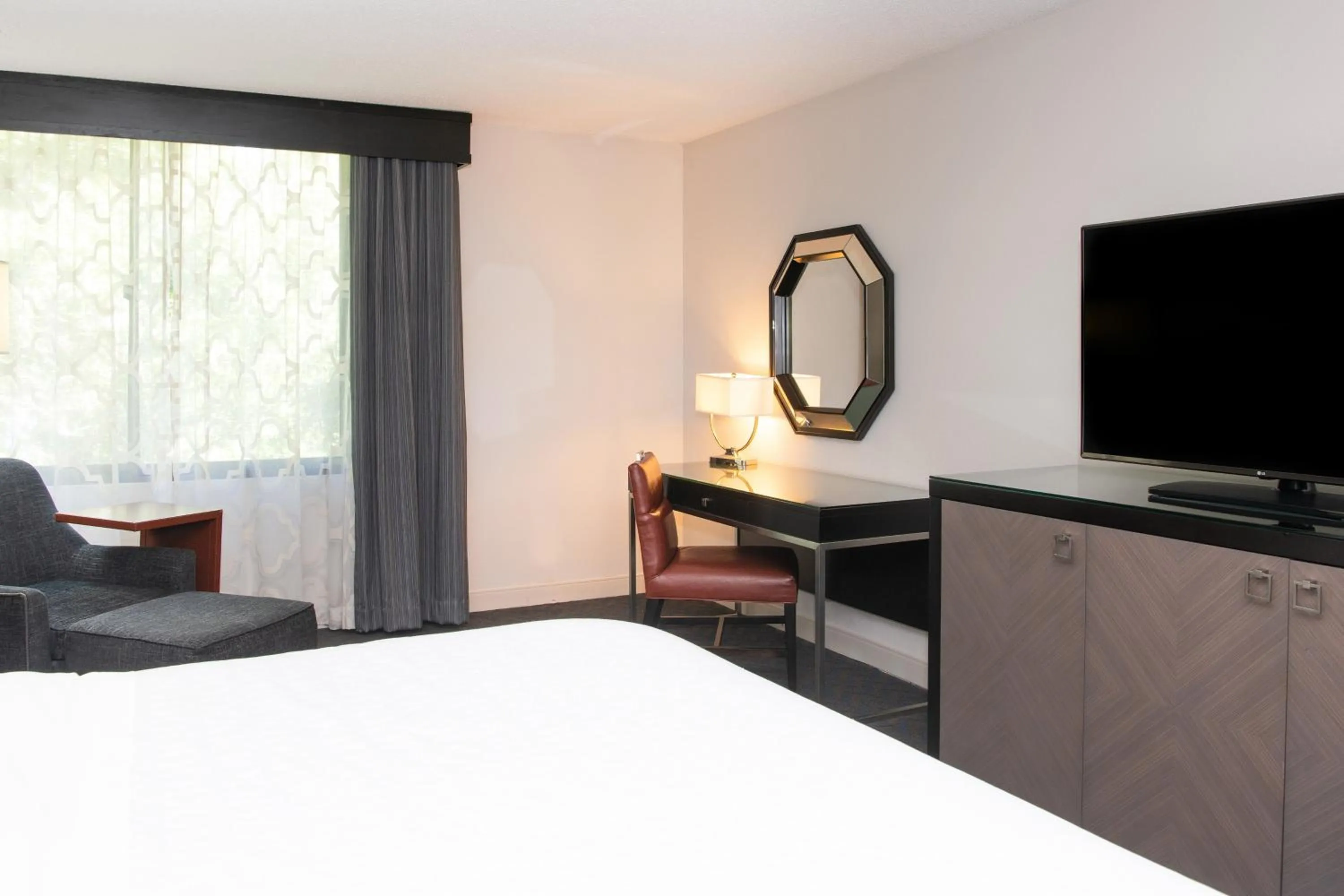 Photo of the whole room, Bed in Sheraton Minneapolis West Hotel