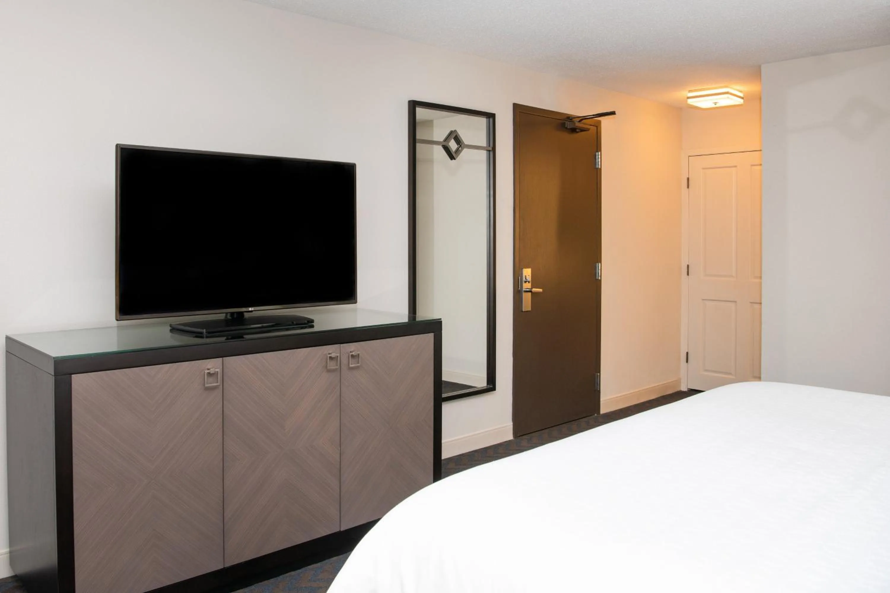 Photo of the whole room, Bed in Sheraton Minneapolis West Hotel