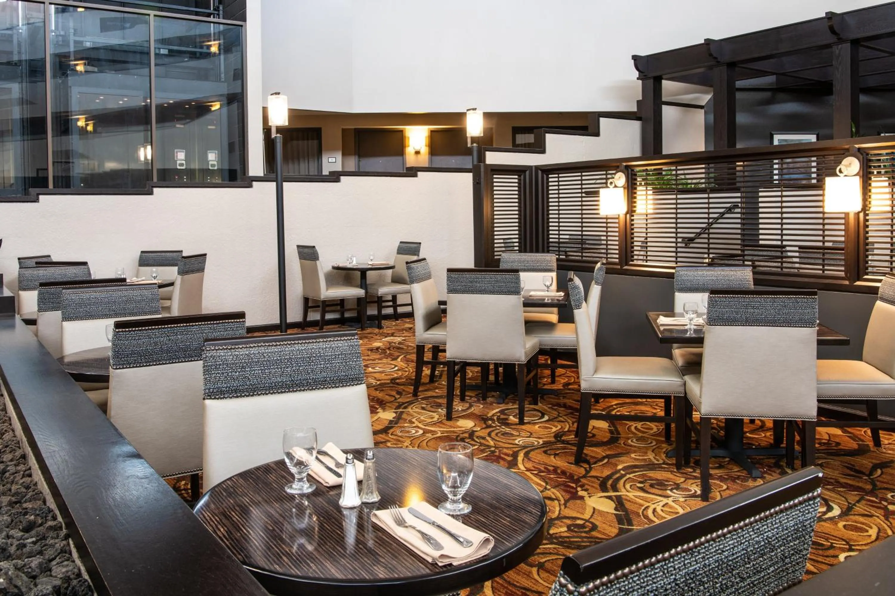 Restaurant/places to eat in Sheraton Minneapolis West Hotel