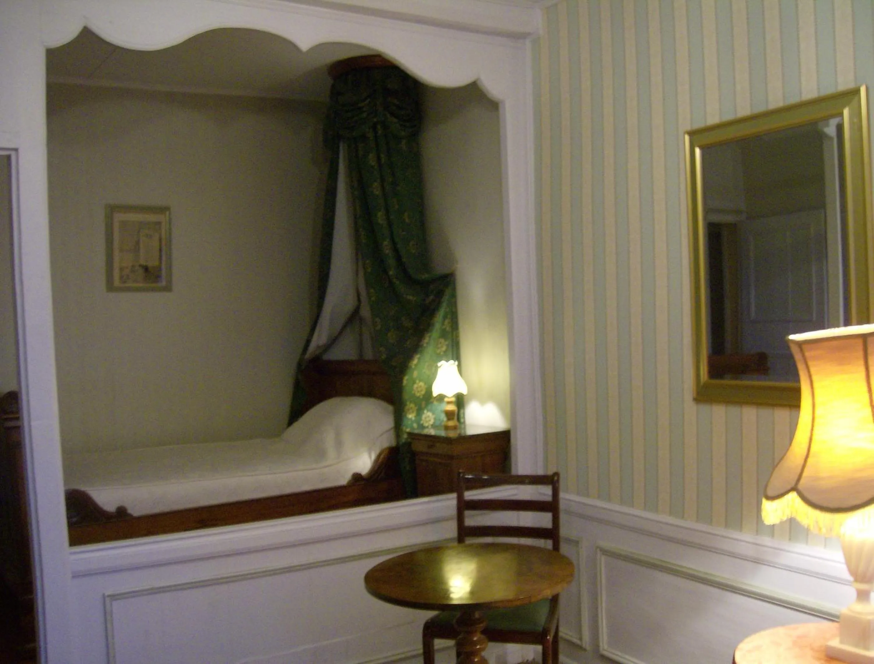 Bedroom, Bed in Le Chateau de Prauthoy