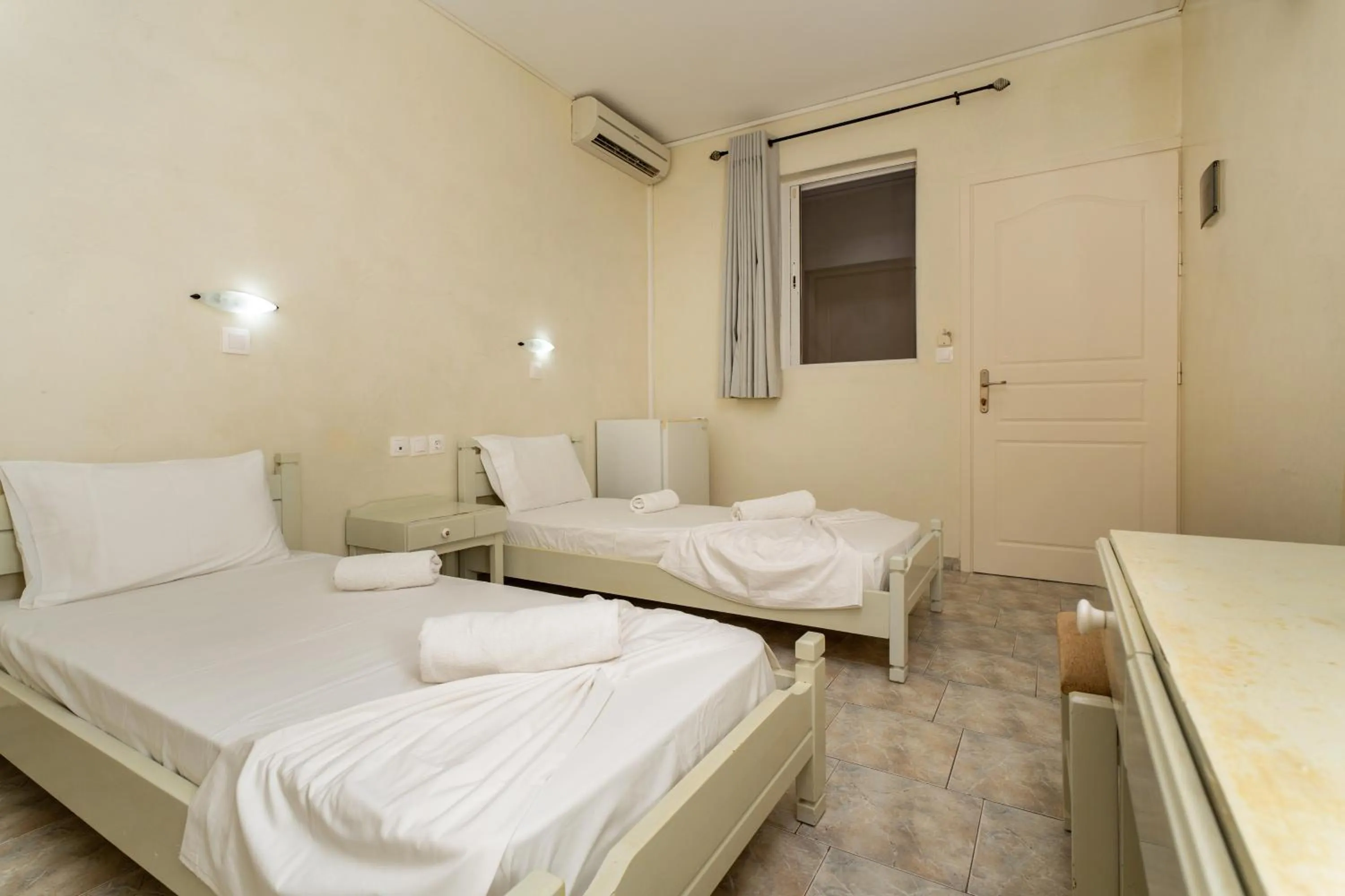 Bedroom, Bed in Sunrise Hotel