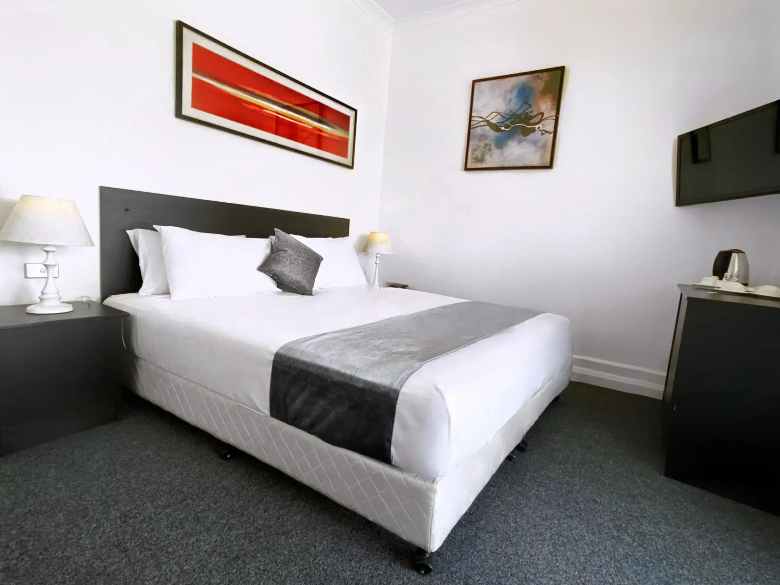 Deluxe King Room in Commercial Motel Deluxe King Room in Commercial Motel