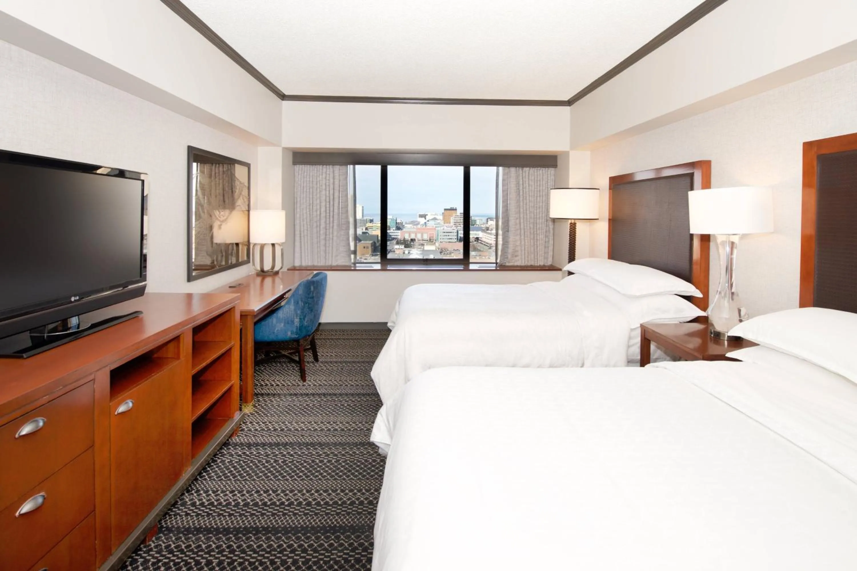 Photo of the whole room, Bed in Sheraton Anchorage Hotel