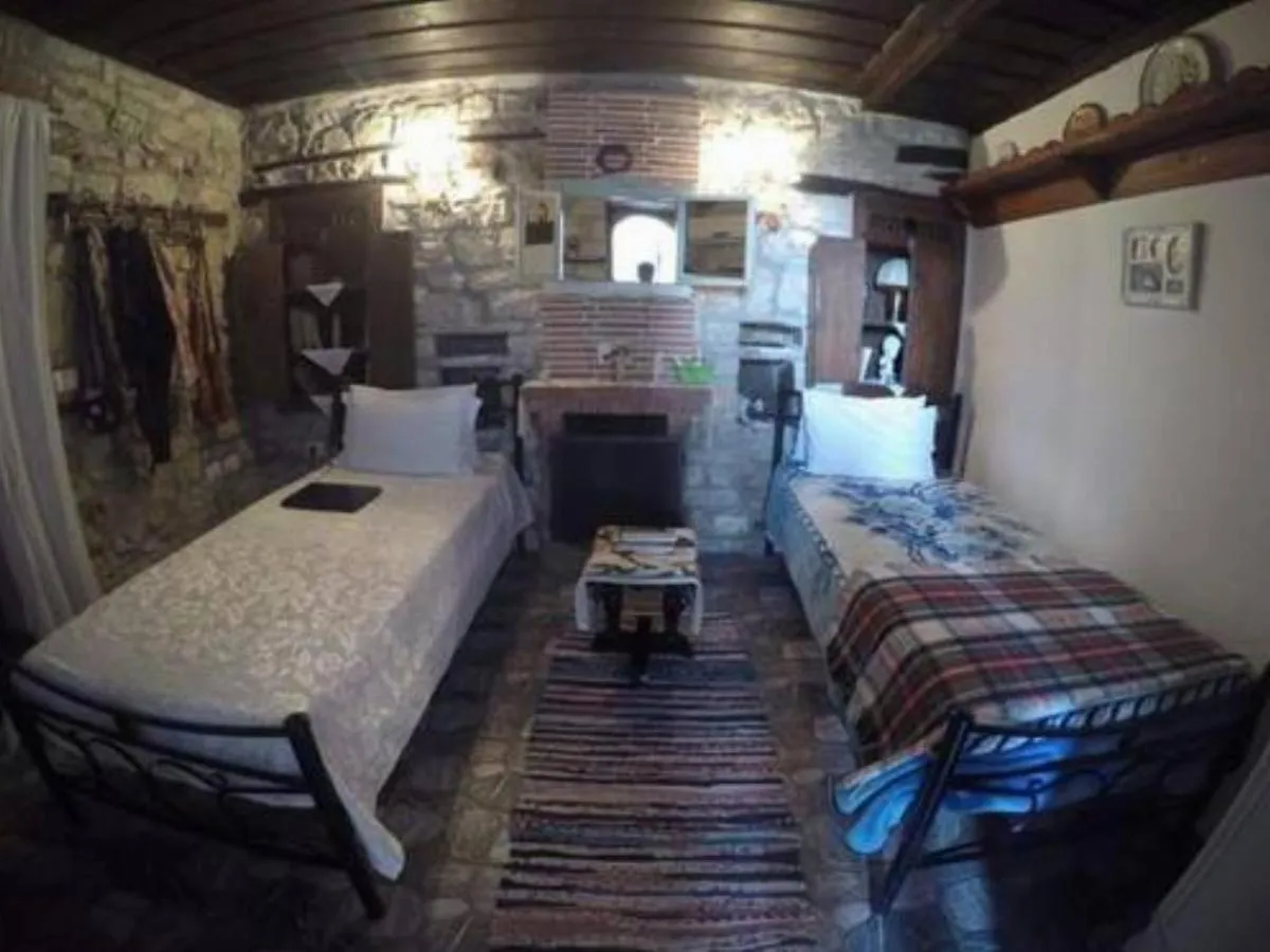 Standard Twin Room in Bujtina Kodiket Guesthouse
