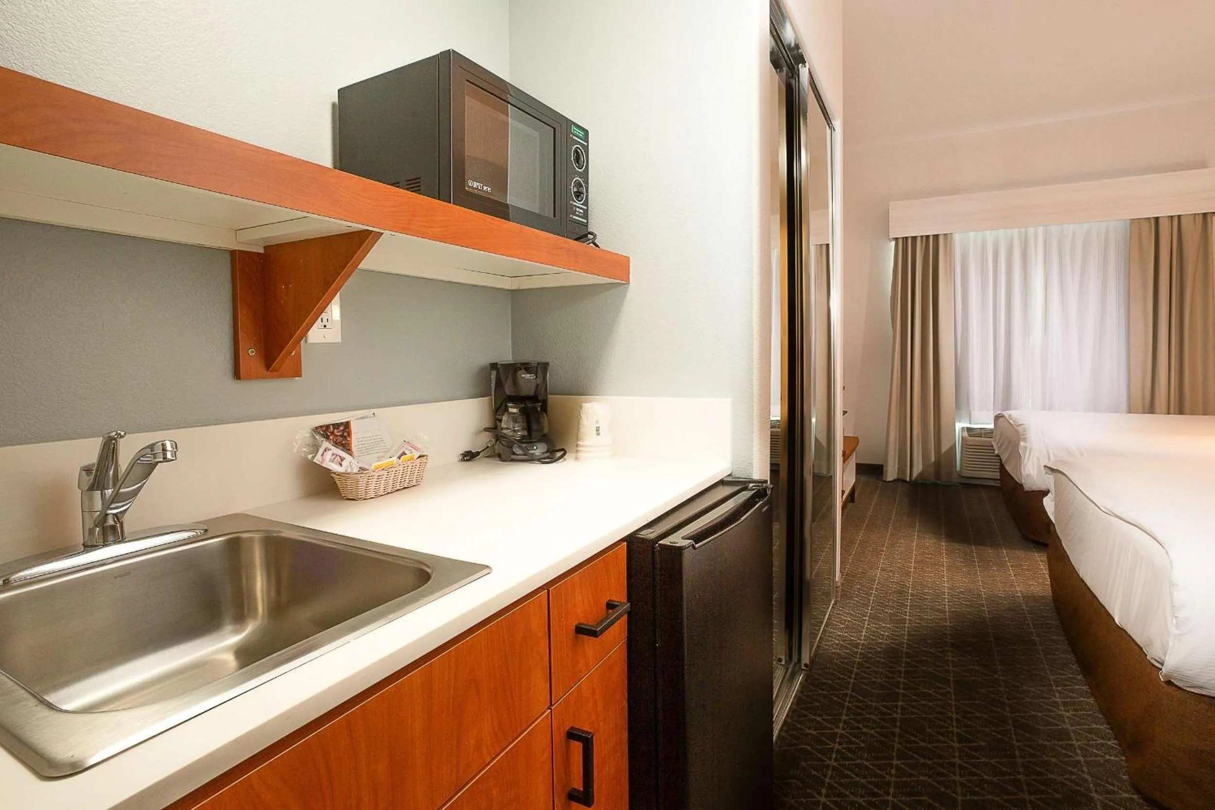 Photo of the whole room, Bed in Hawthorn Suites by Wyndham-Oakland/Alameda
