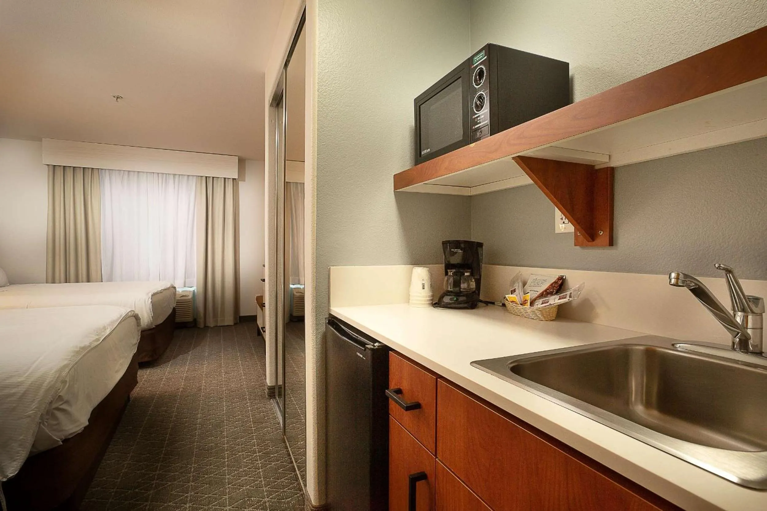 Photo of the whole room, Bed in Hawthorn Suites by Wyndham-Oakland/Alameda