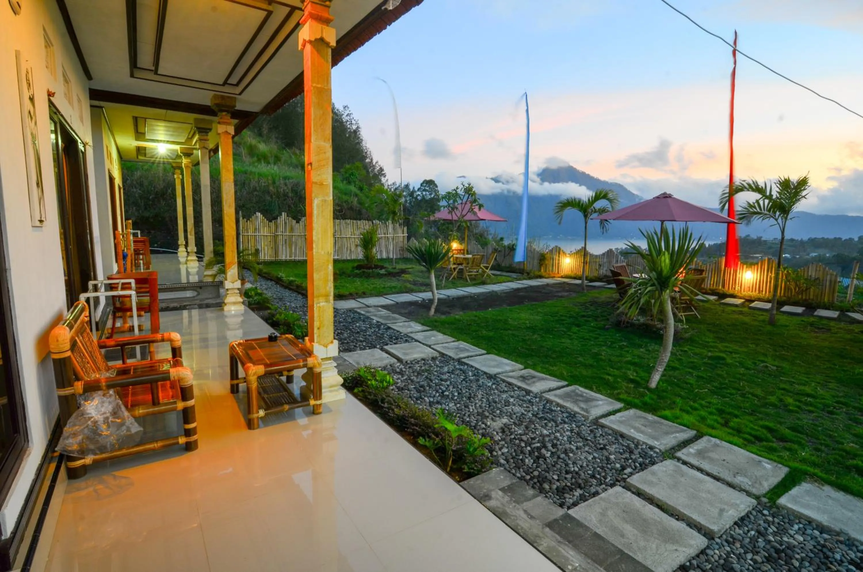 Patio in Volcano Lake View