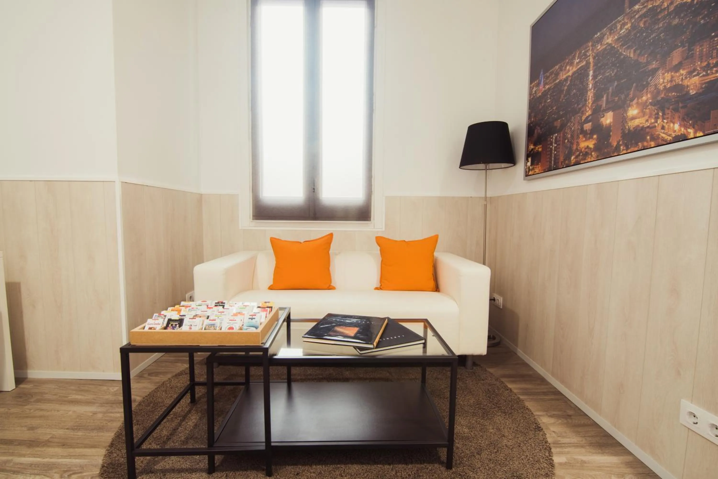 Seating area, Bed in Hostal Live Barcelona